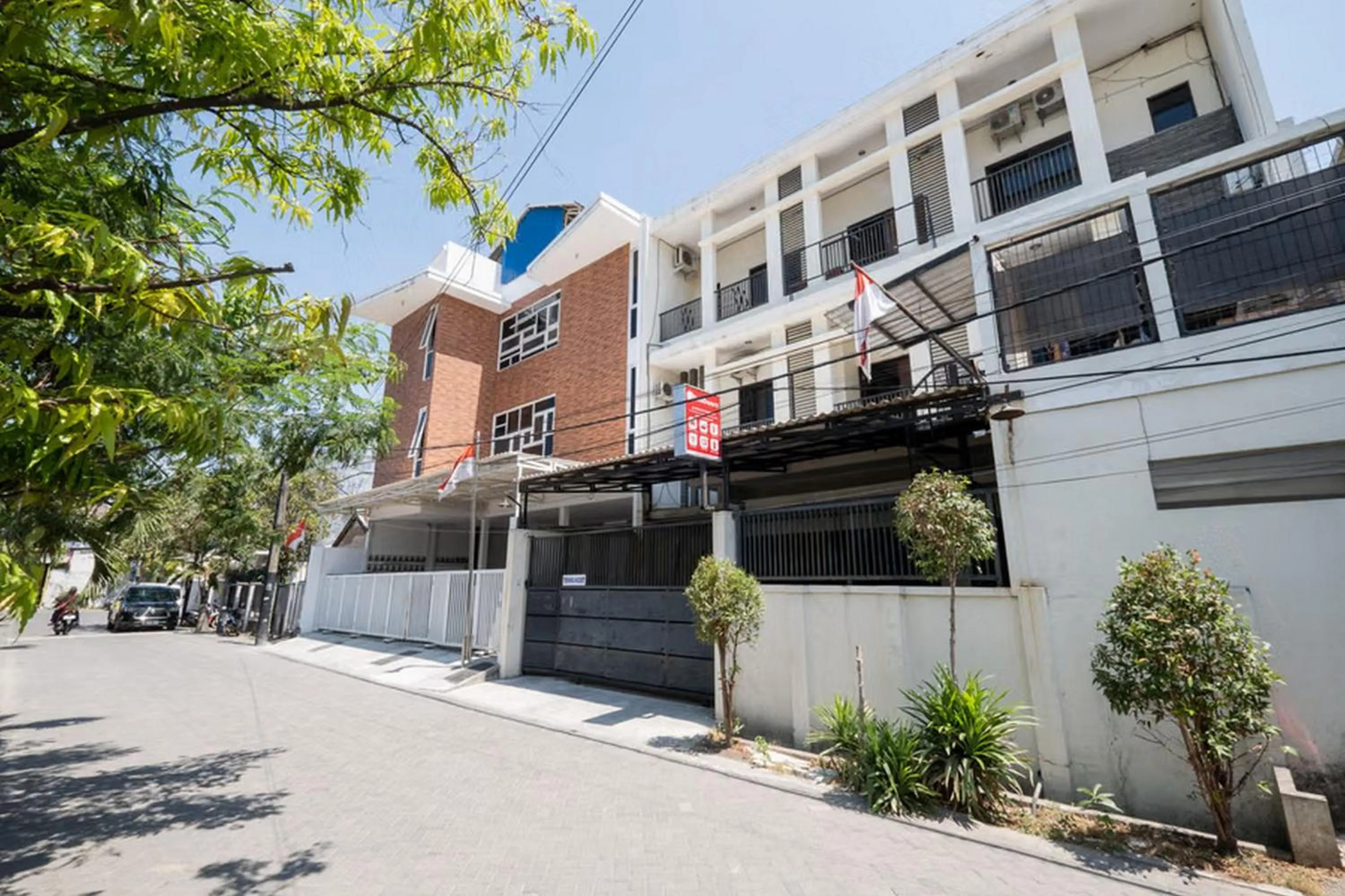 Facade/entrance in RedDoorz At Graha 99 Simomulyo