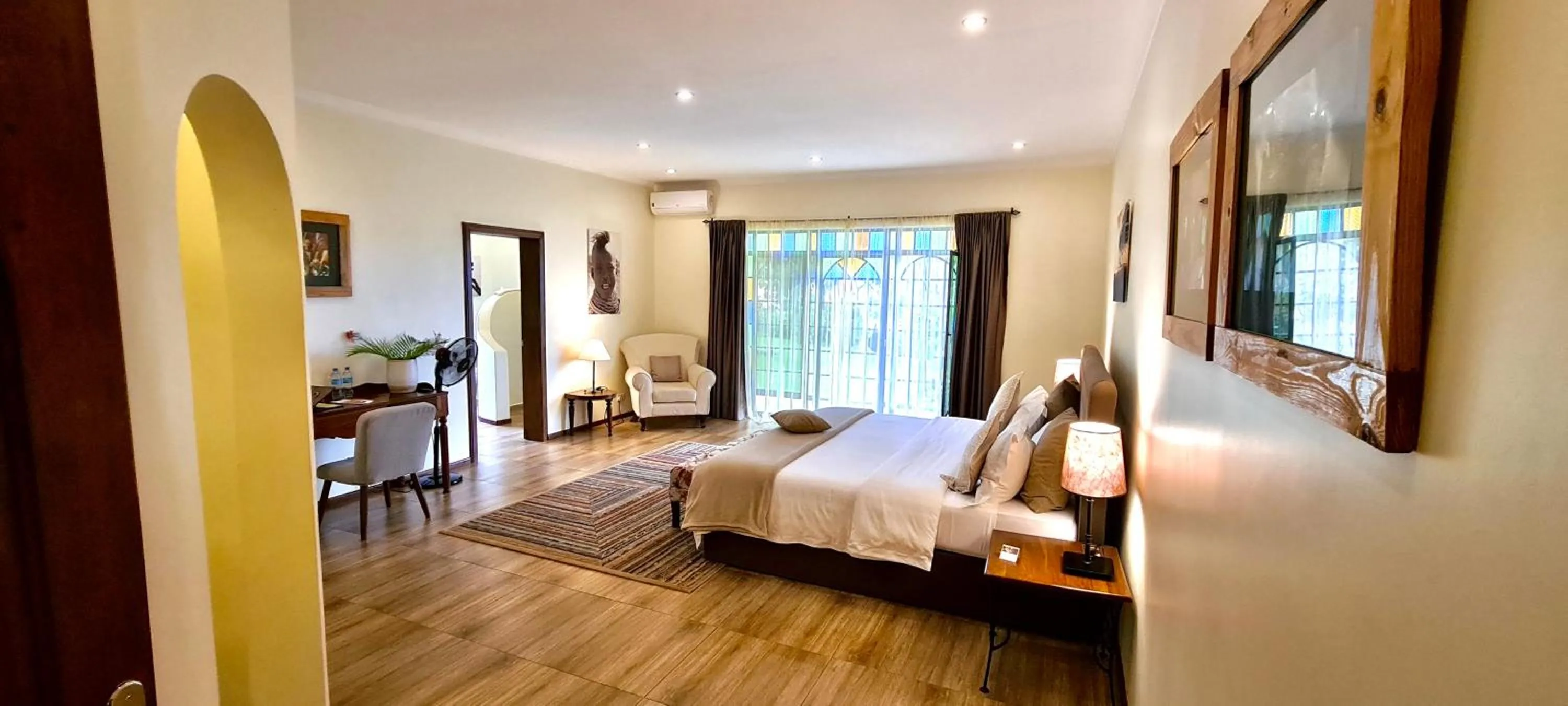 Photo of the whole room, Bed in Pink Flamingo Boutique Hotel