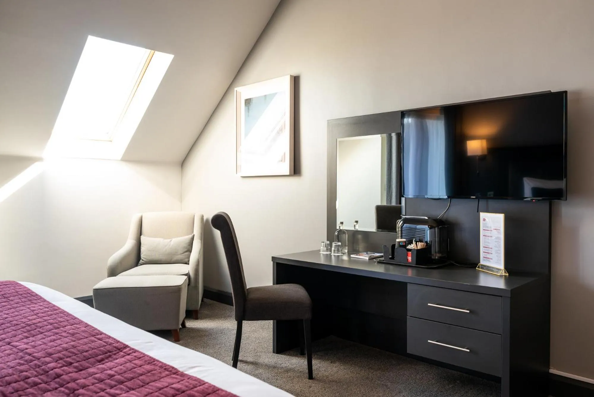 TV and multimedia, Bed in Cliffs of Moher Hotel