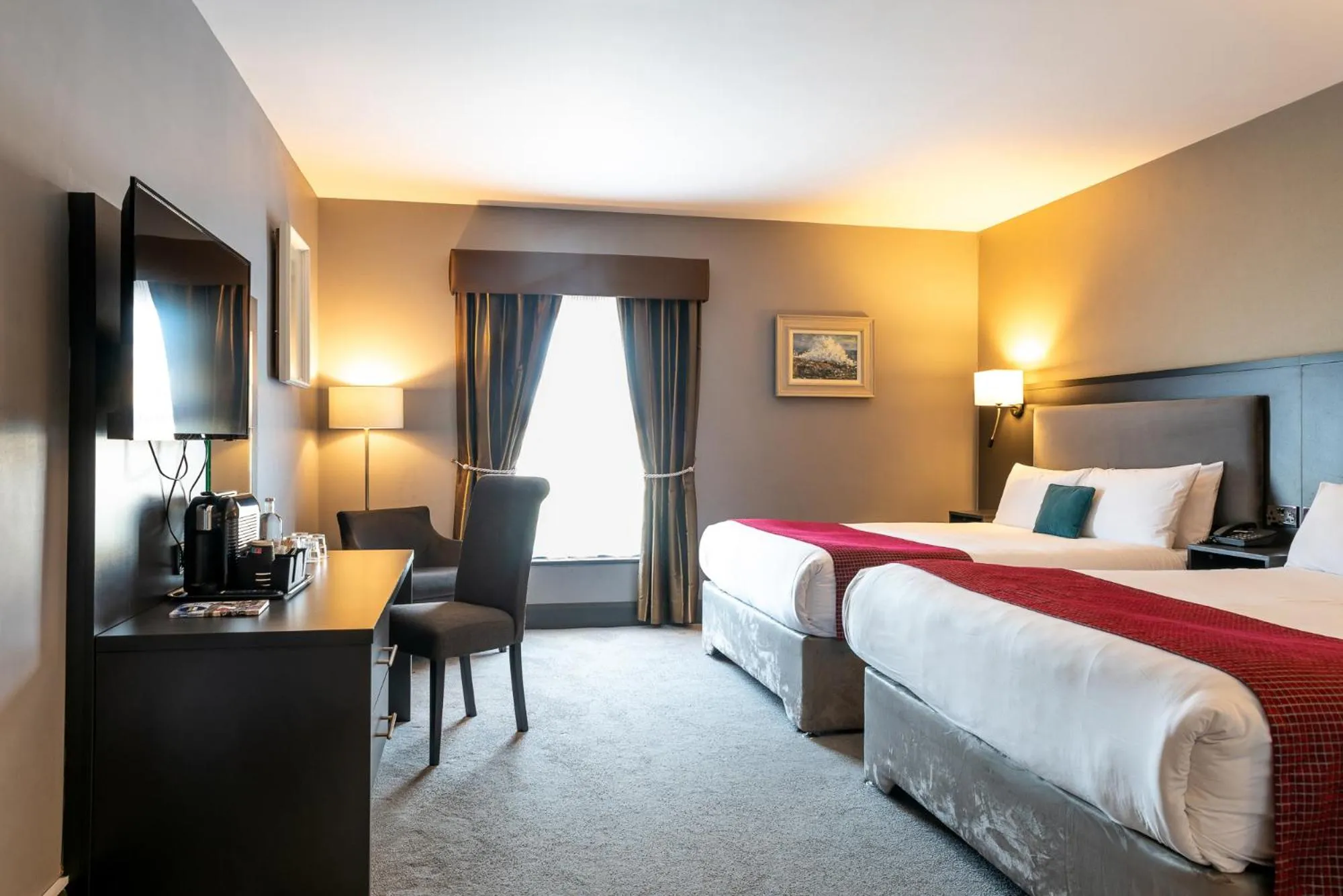 TV and multimedia, Bed in Cliffs of Moher Hotel