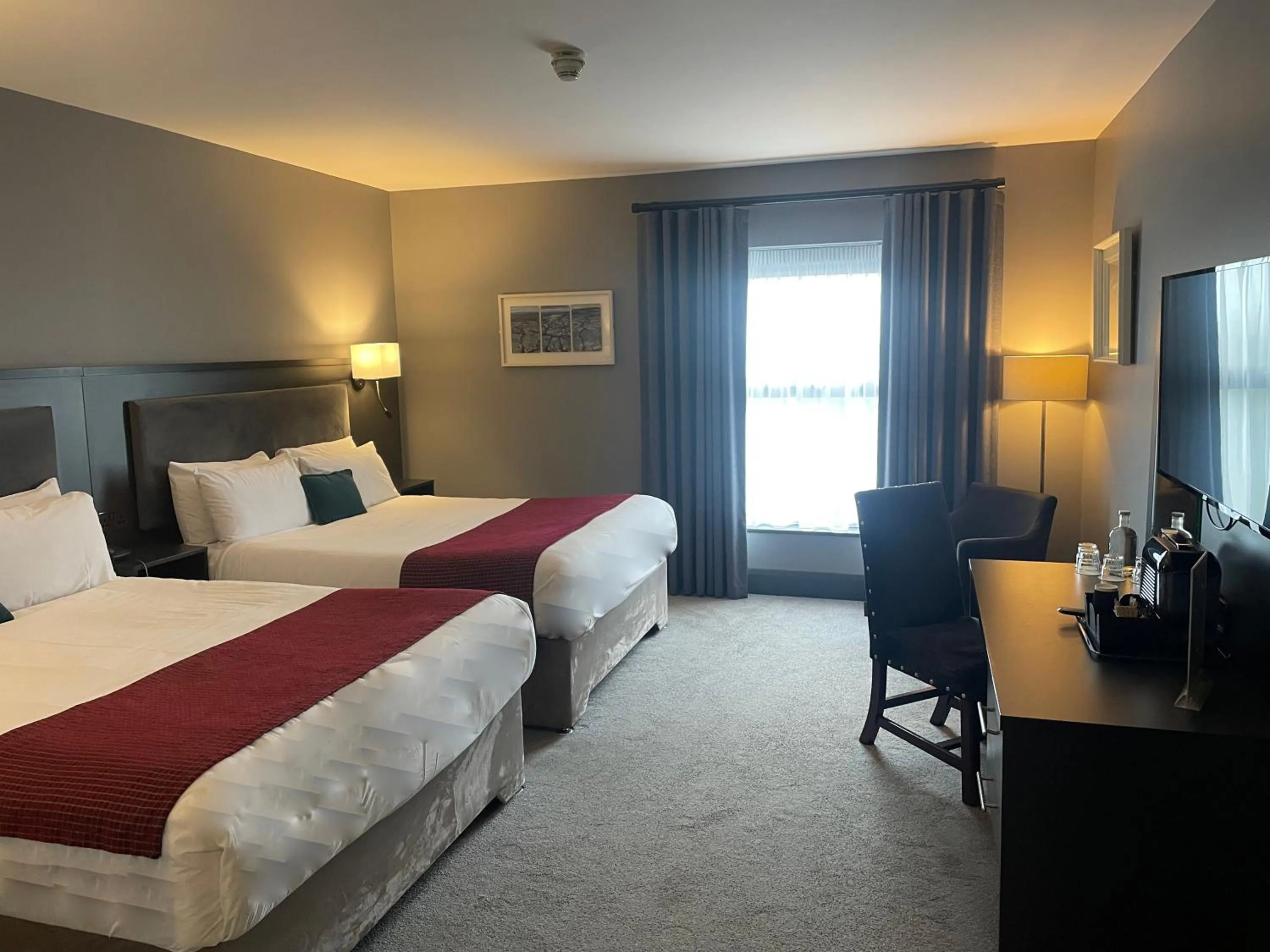 TV and multimedia, Bed in Cliffs of Moher Hotel