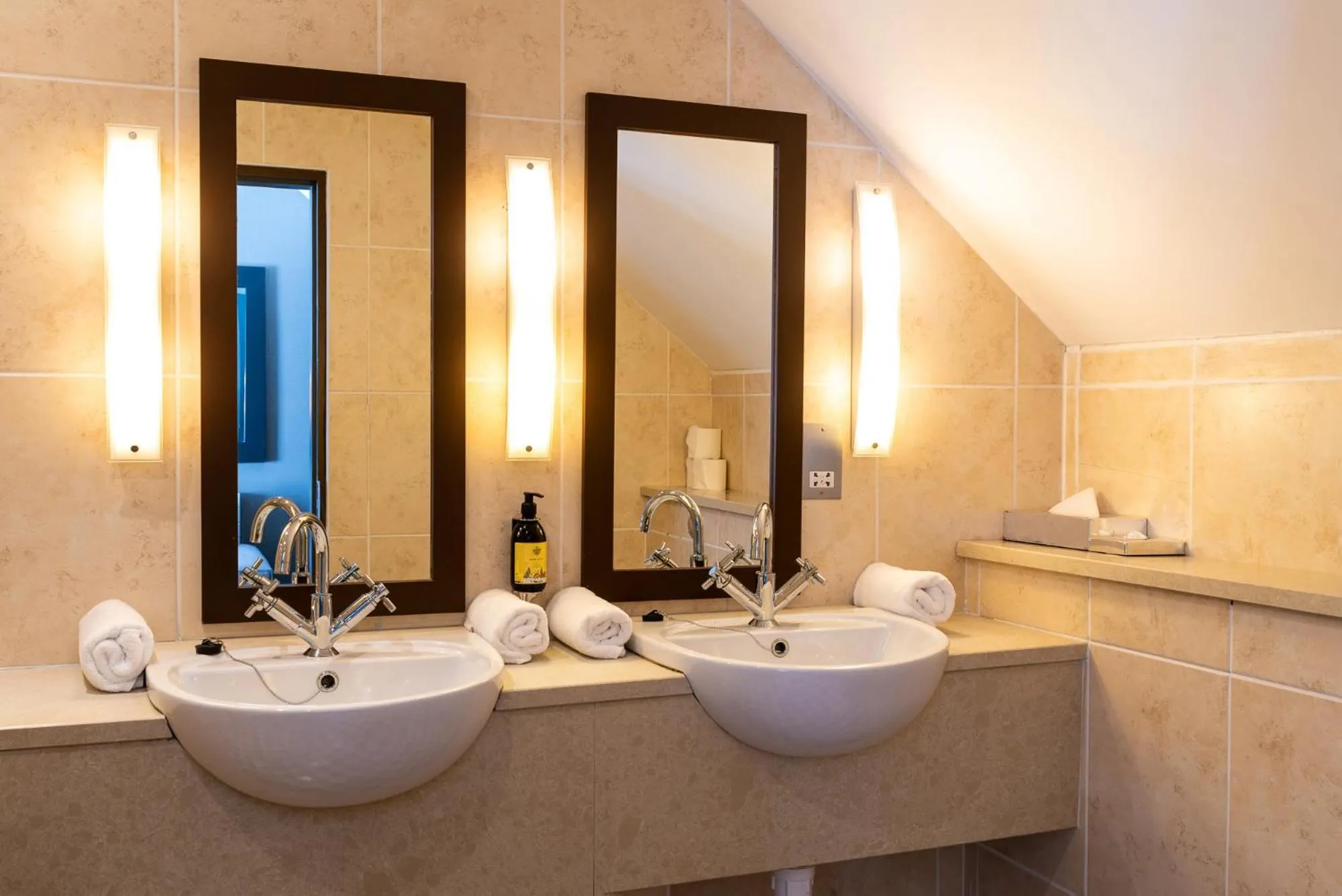 Bathroom in Cliffs of Moher Hotel