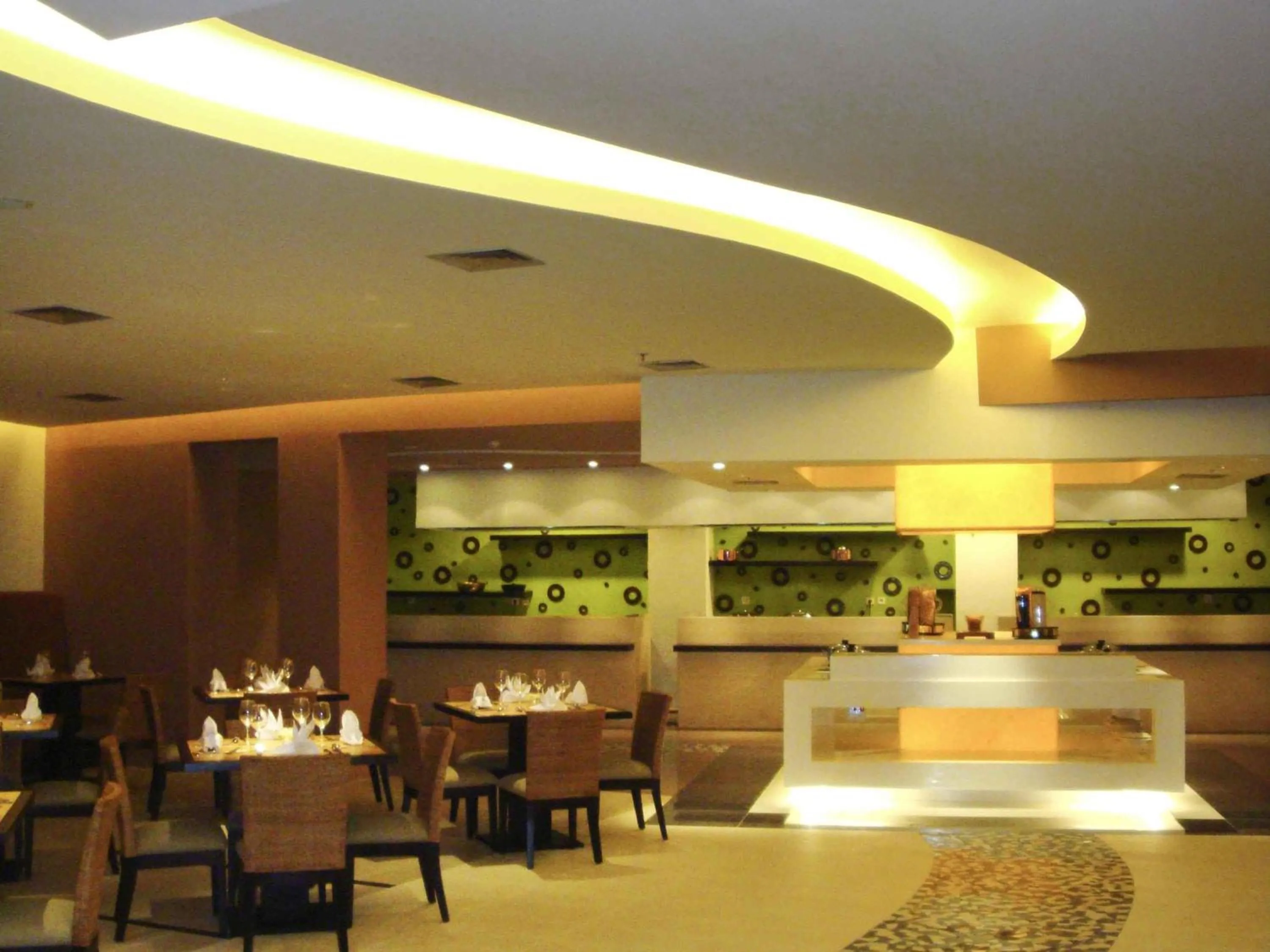Restaurant/places to eat in Novotel Manado Golf Resort & Convention Center