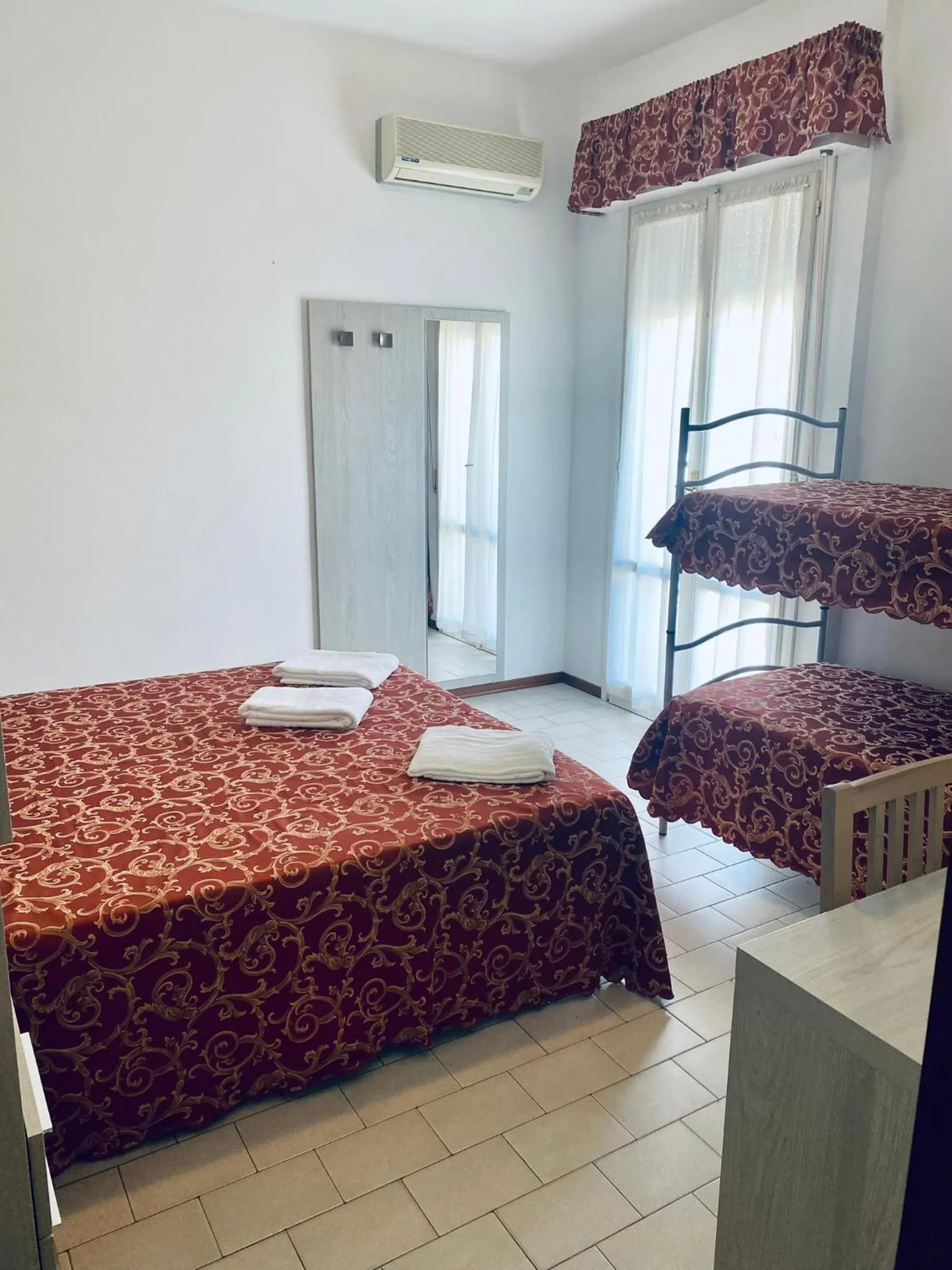 Photo of the whole room, Bed in Hotel Belmar