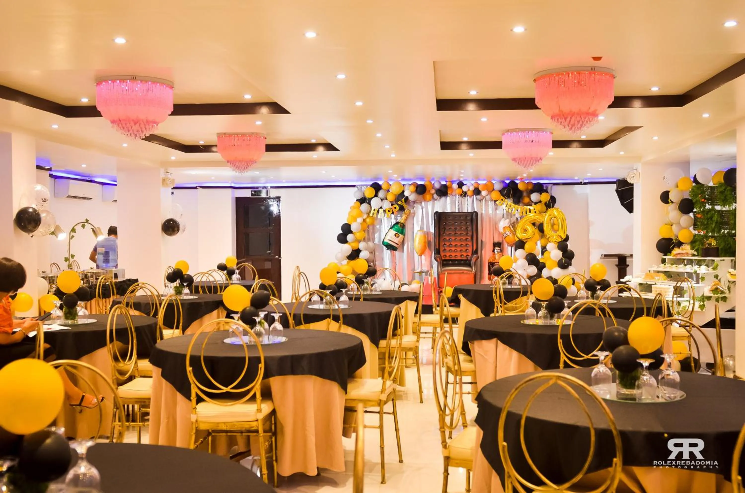 Restaurant/places to eat in Diamond Hotel And Resto