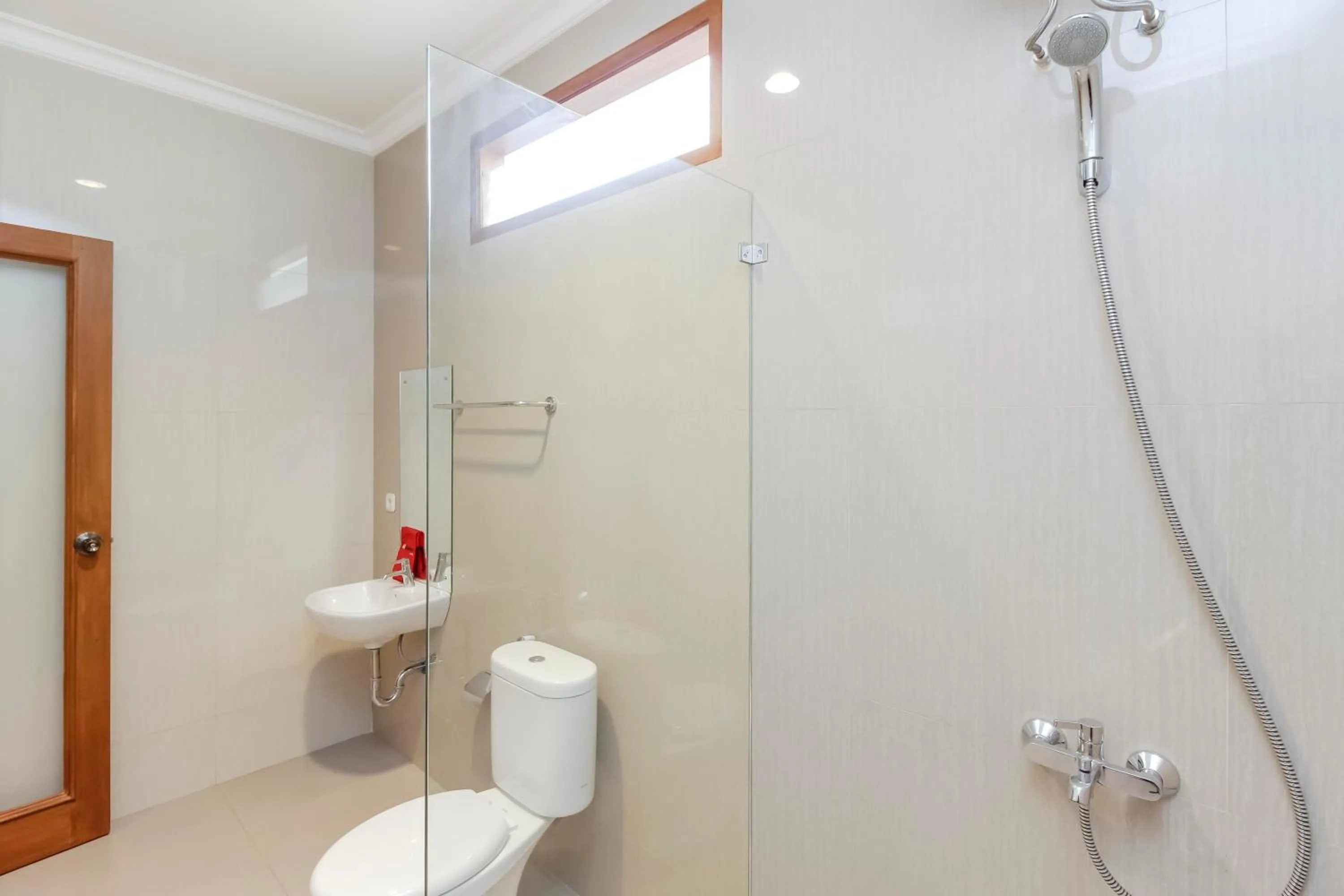 Bathroom in RedDoorz Premium near Ragunan Zoo 2