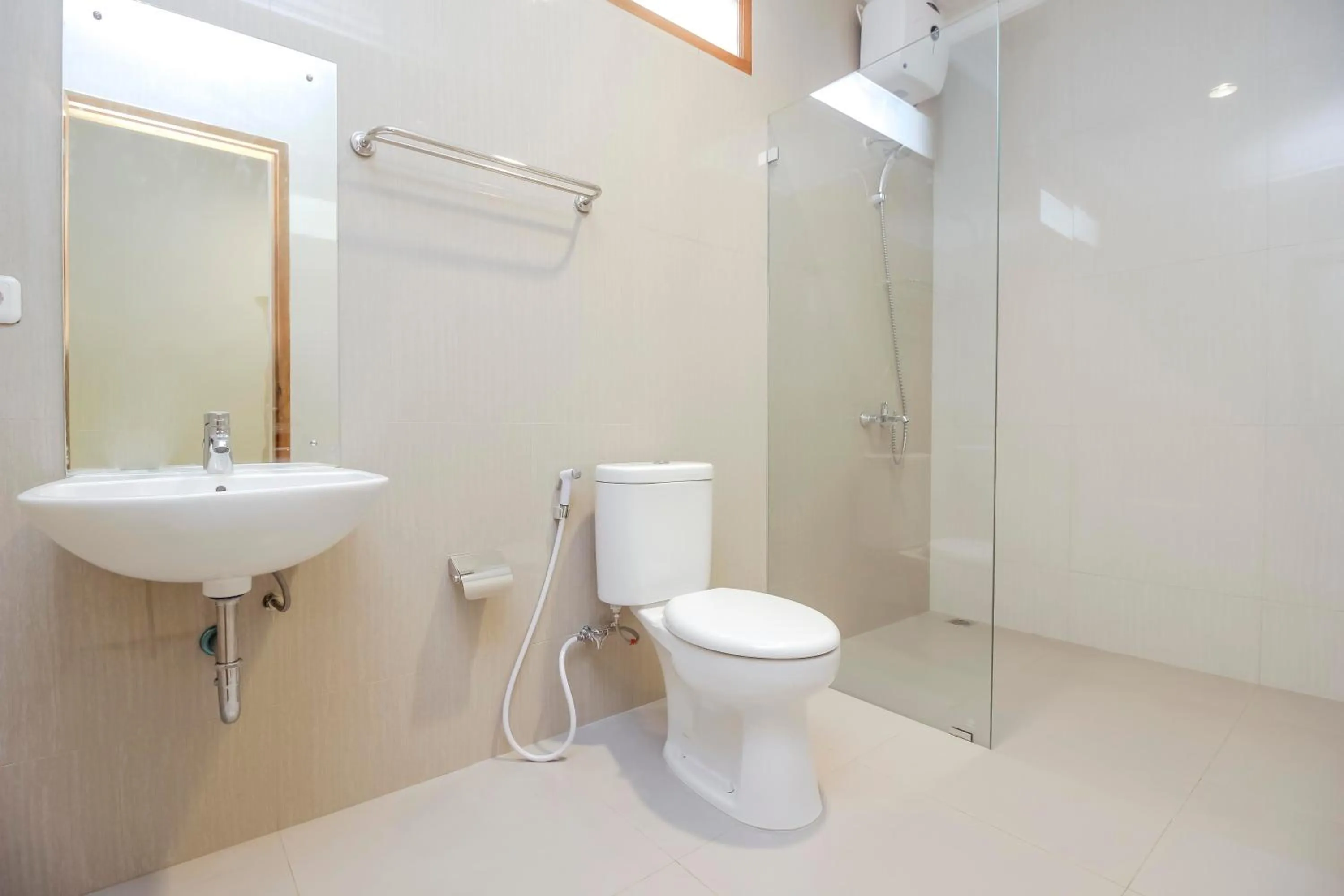 Bedroom in RedDoorz Premium near Ragunan Zoo 2