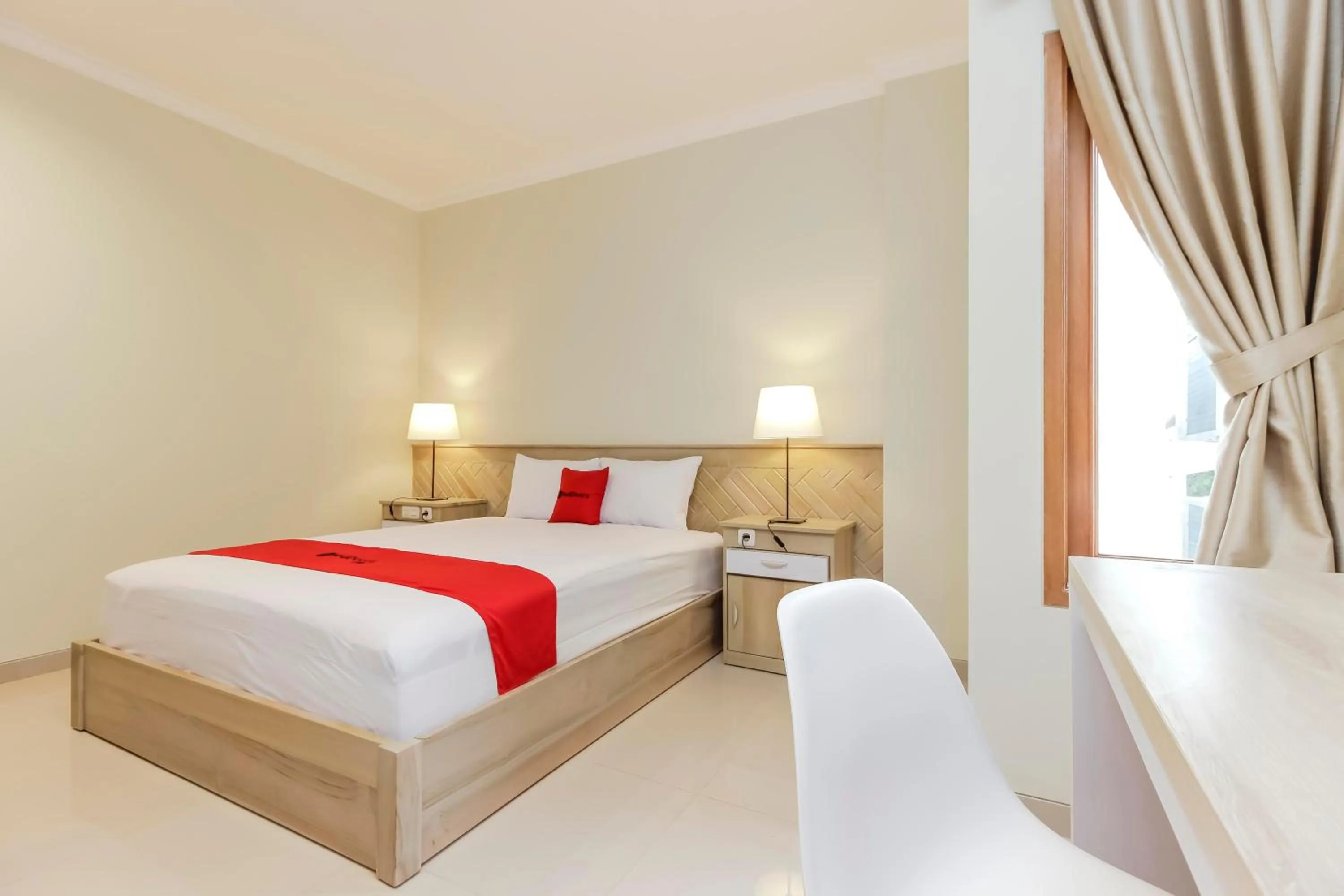 Bedroom, Bed in RedDoorz Premium near Ragunan Zoo 2
