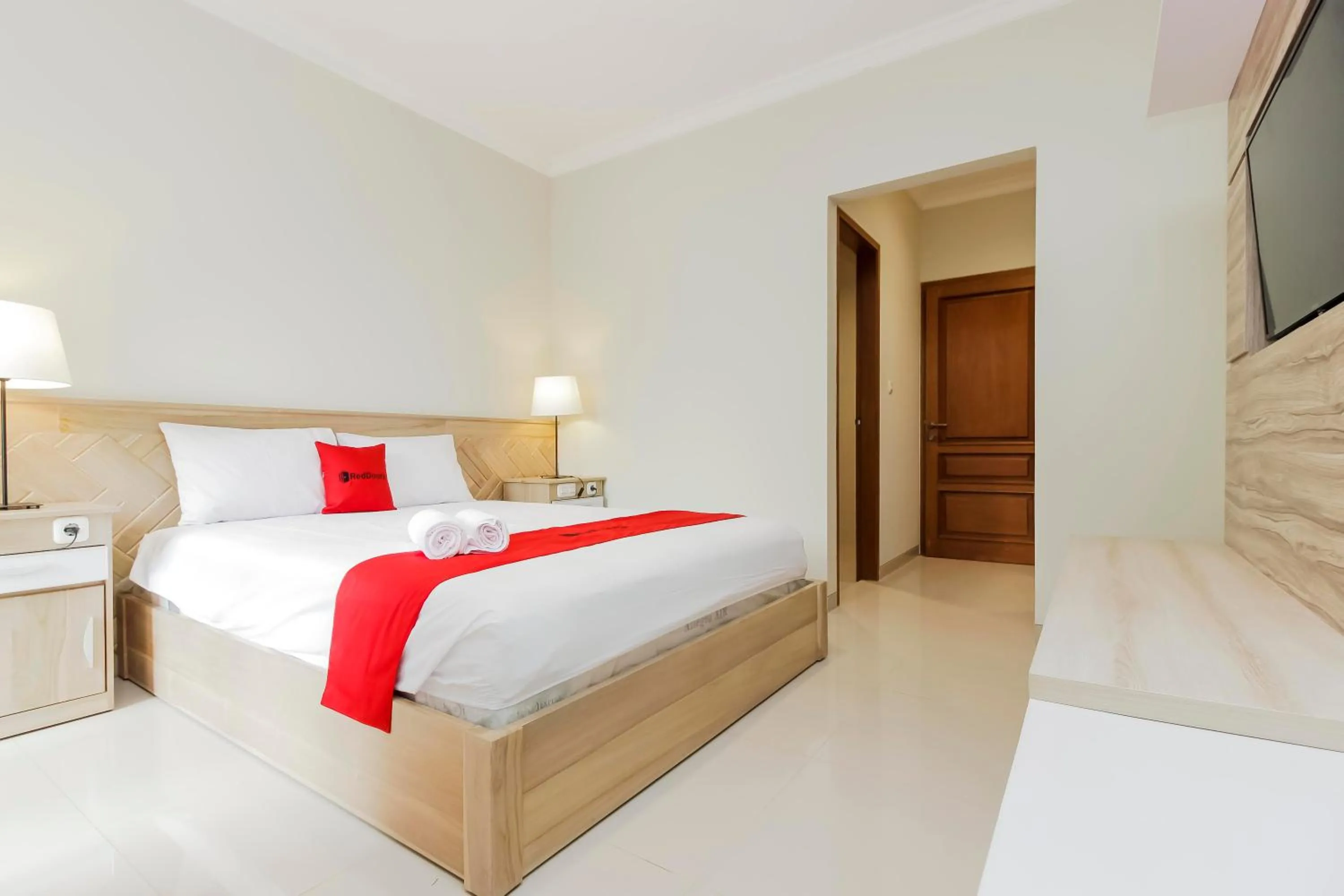Bedroom, Bed in RedDoorz Premium near Ragunan Zoo 2