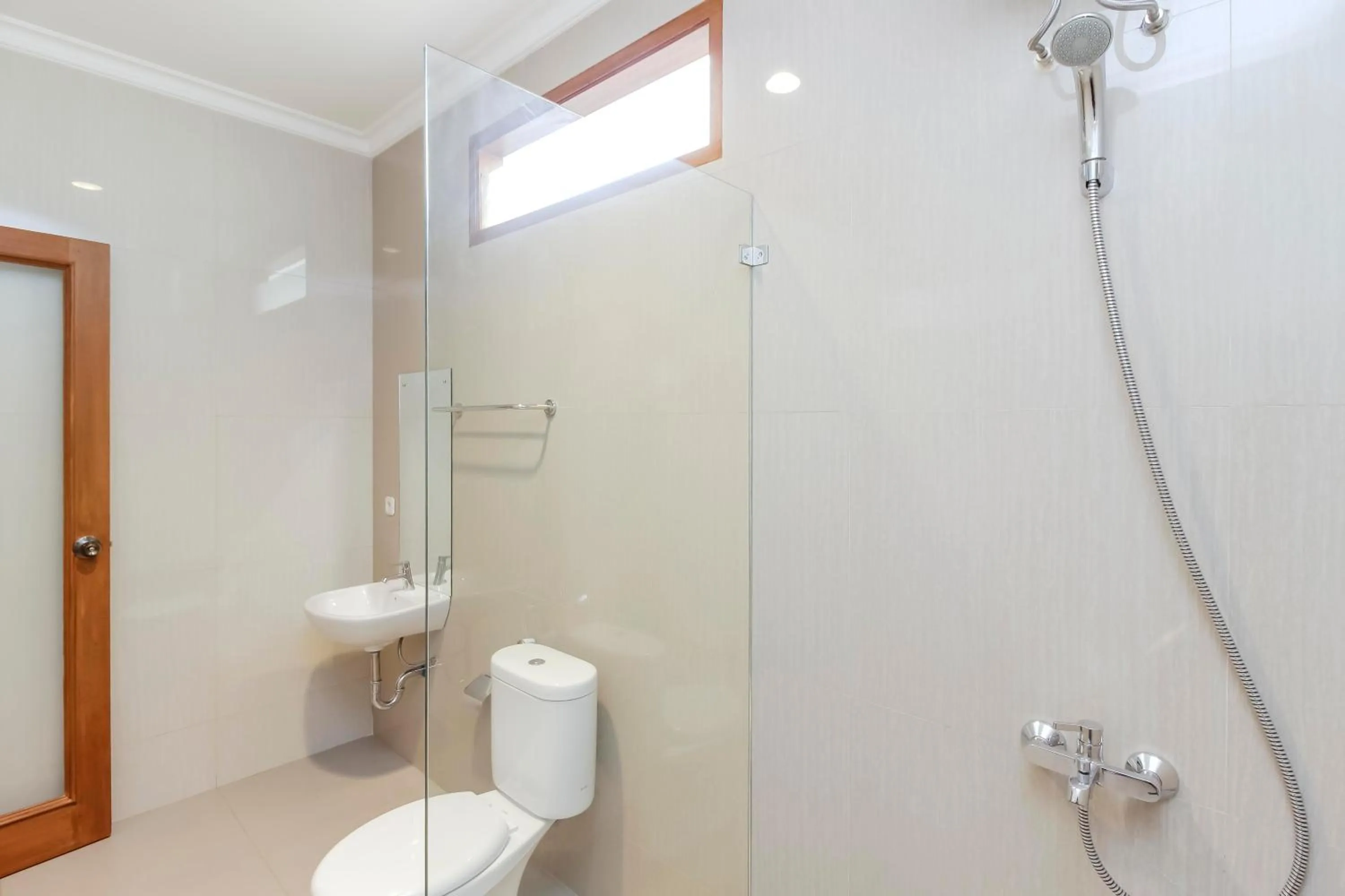 Bathroom in RedDoorz Premium near Ragunan Zoo 2