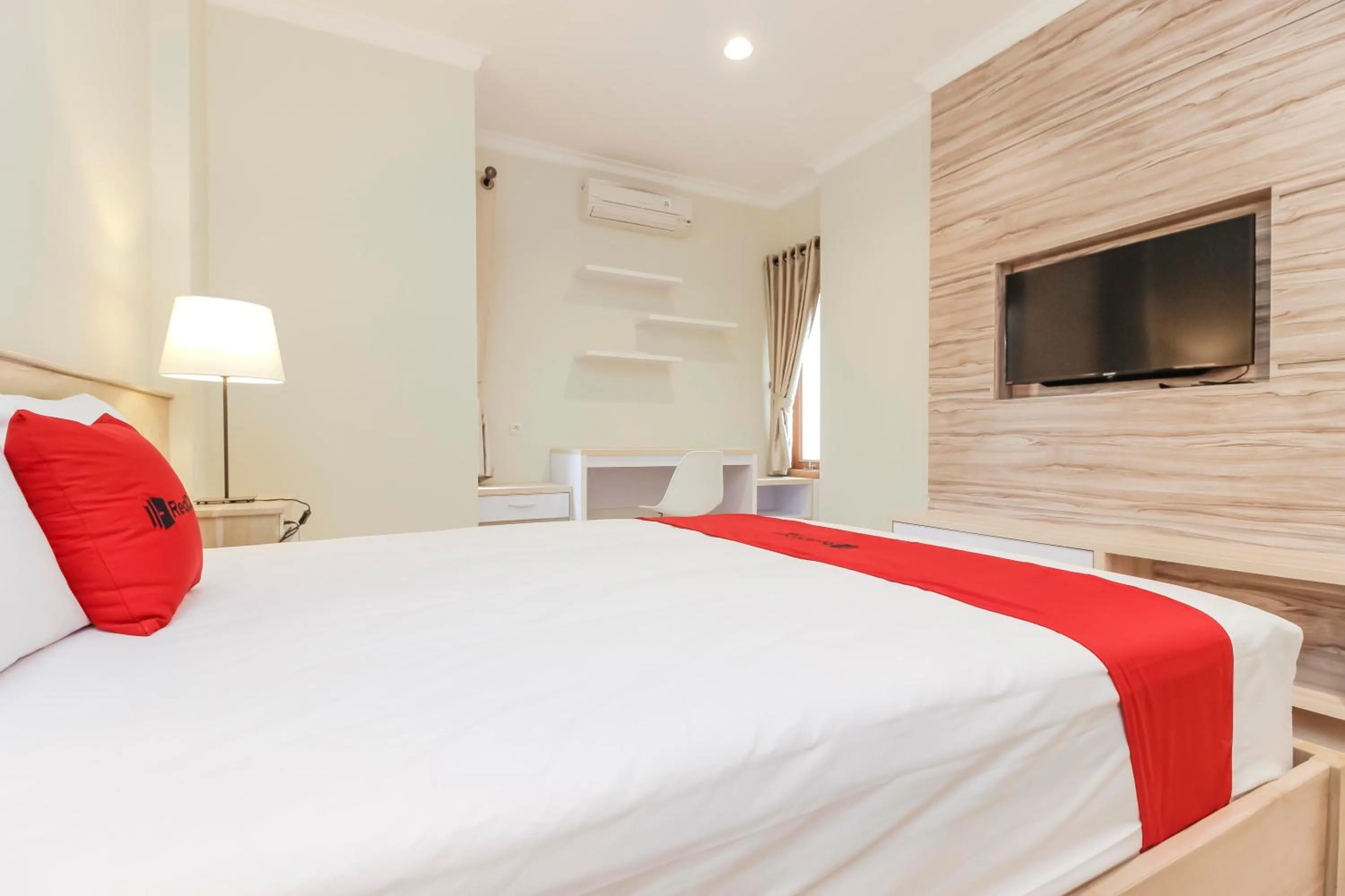 Bedroom, Bed in RedDoorz Premium near Ragunan Zoo 2