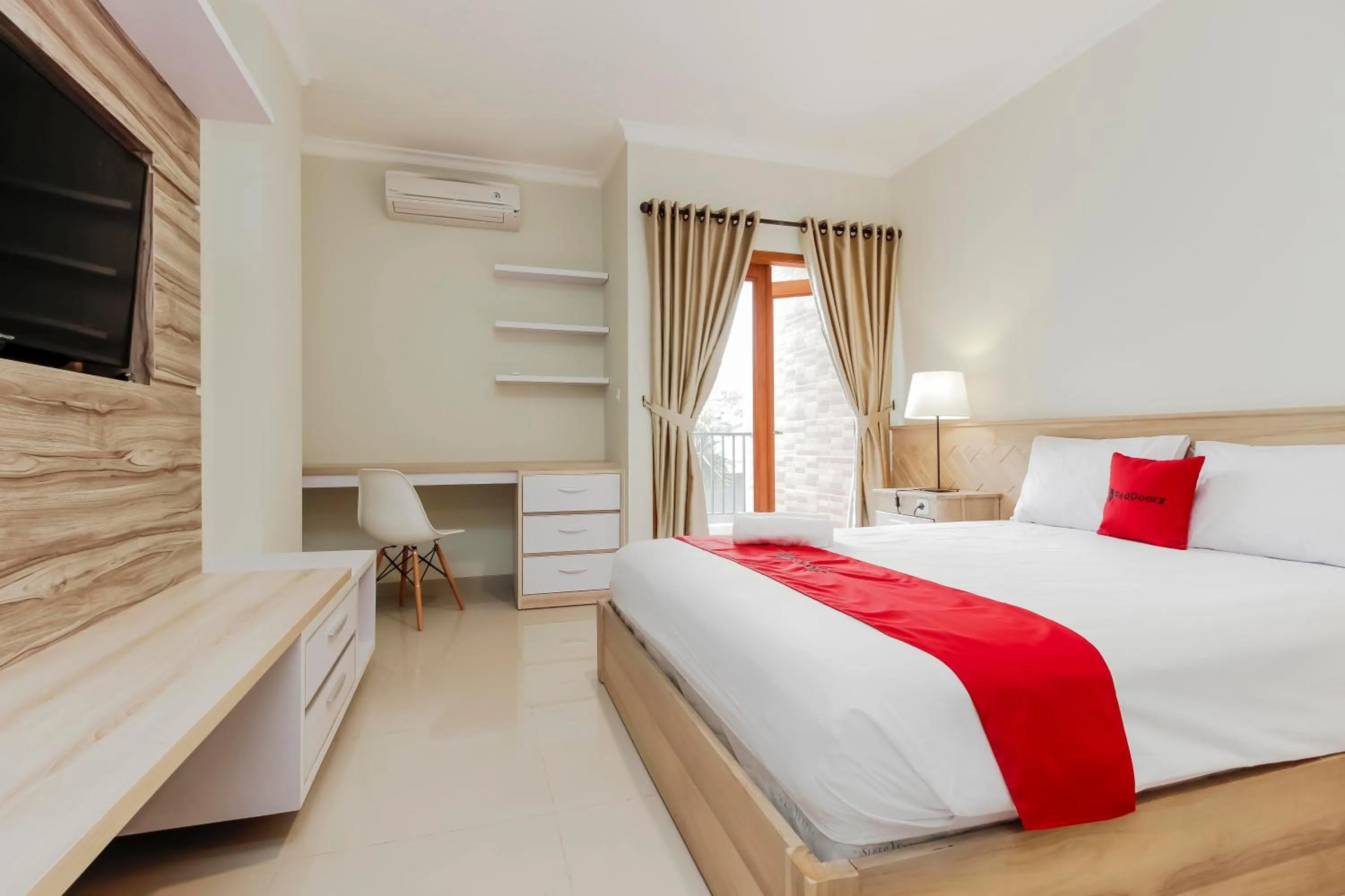 Bedroom, Bed in RedDoorz Premium near Ragunan Zoo 2