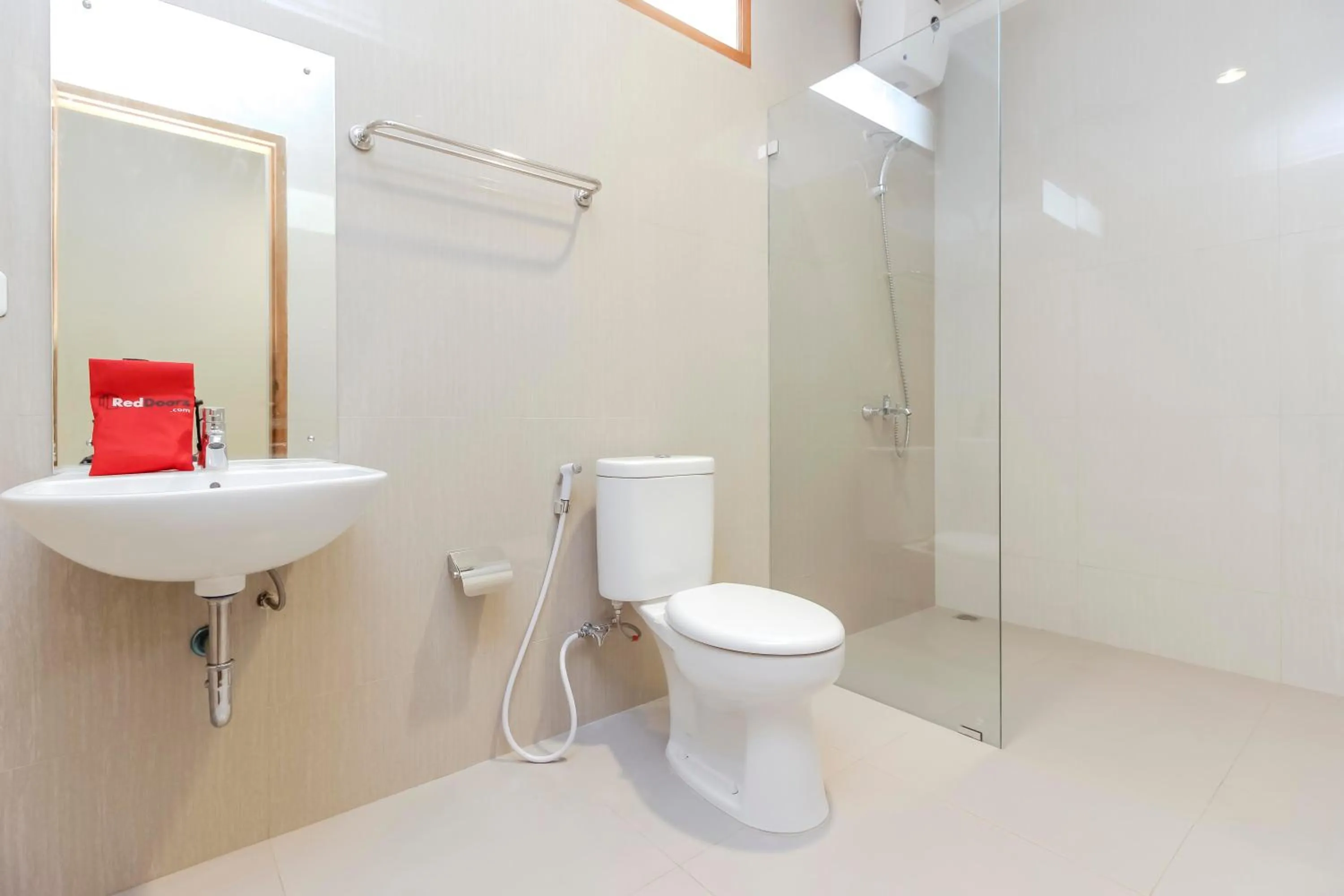 Bathroom in RedDoorz Premium near Ragunan Zoo 2