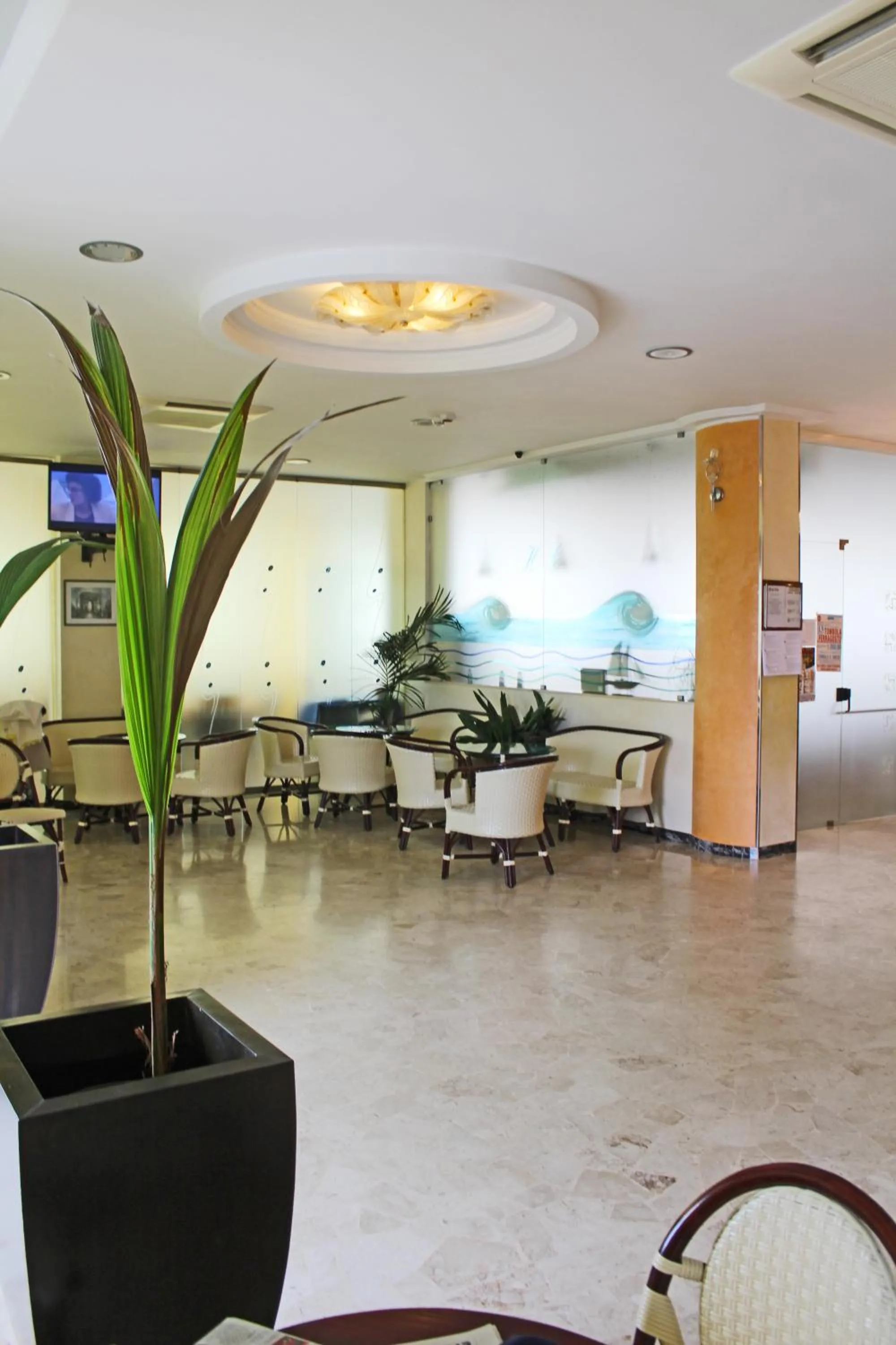 Communal lounge/ TV room in Hotel Colombo