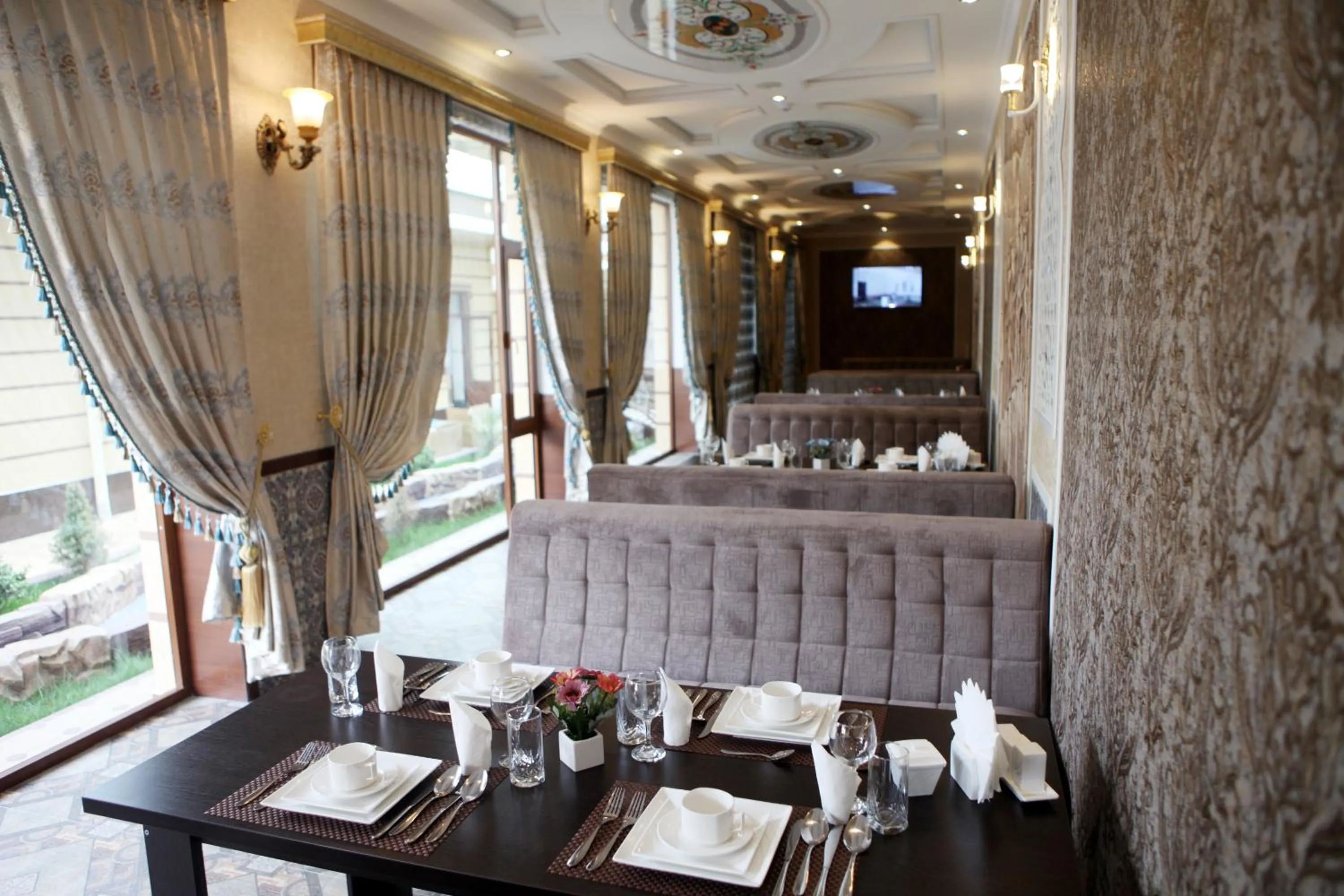 Restaurant/places to eat in Hotel Naxshab