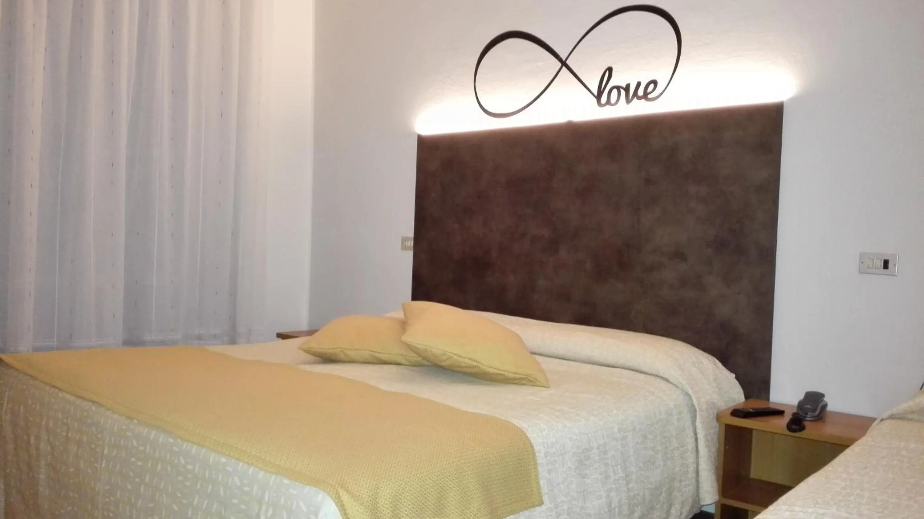 Photo of the whole room, Bed in Hotel Sandra