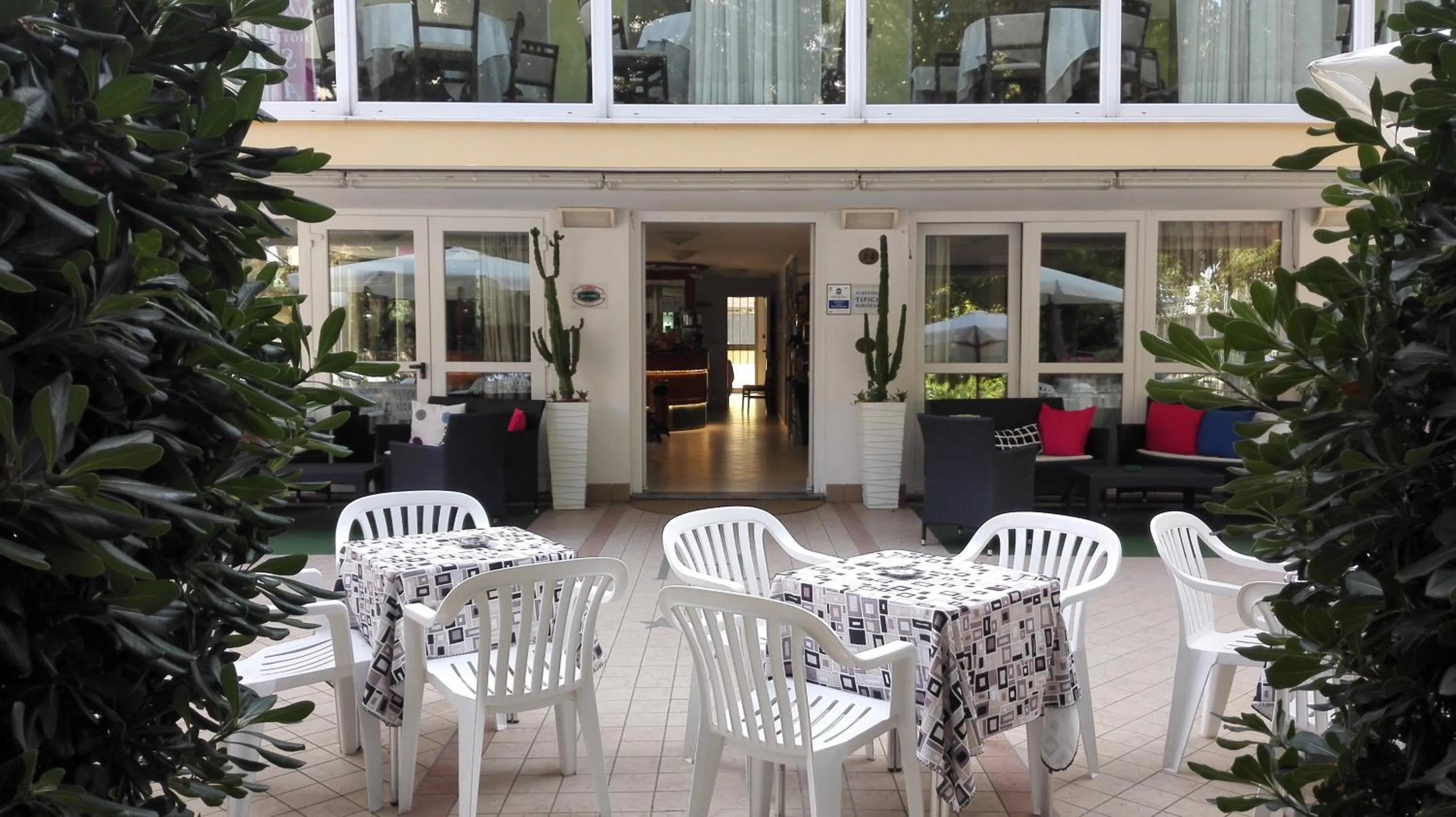 Facade/entrance in Hotel Sandra