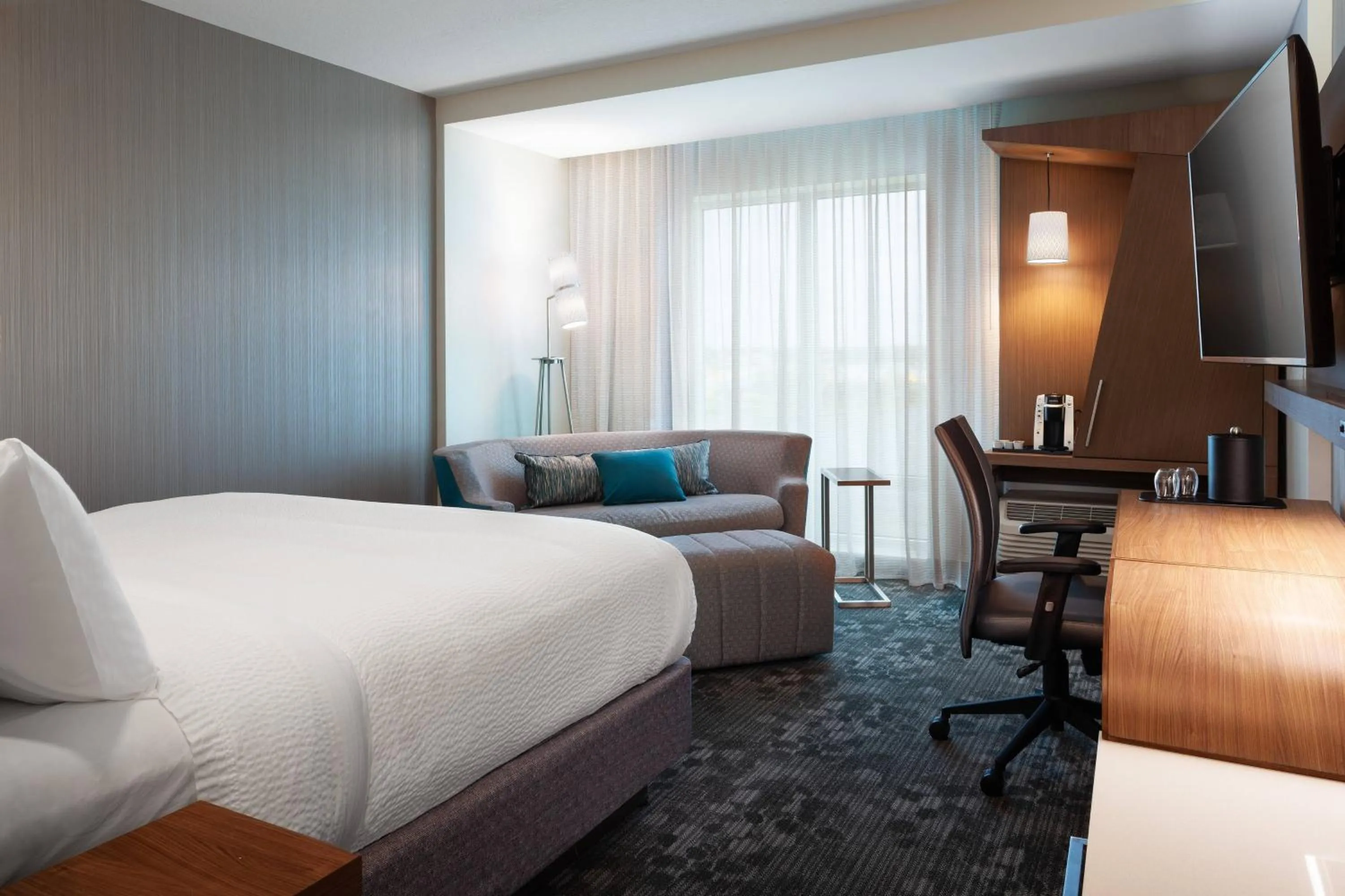 Photo of the whole room, Bed in Courtyard by Marriott Winter Haven