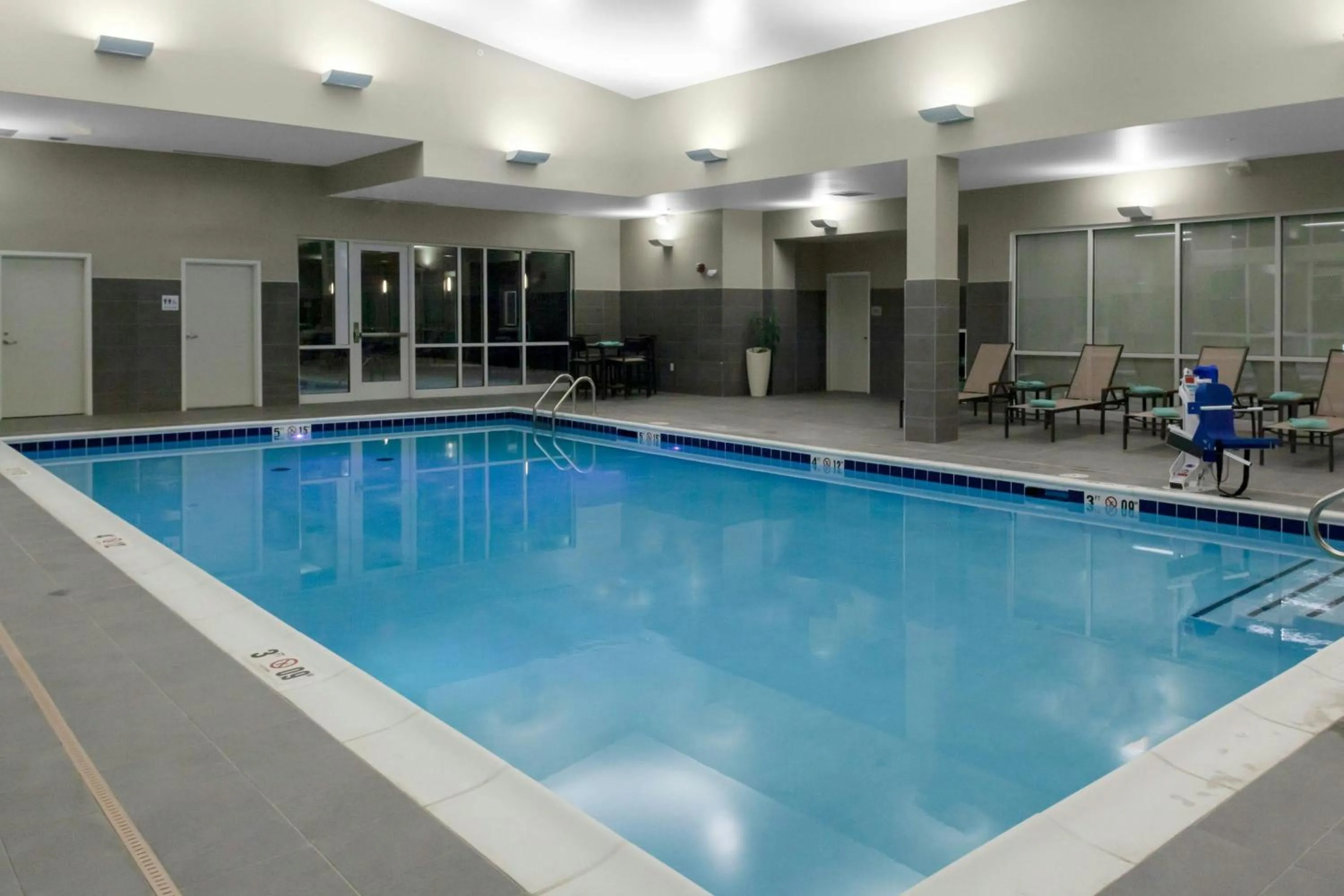 Swimming pool in Courtyard by Marriott St. Louis West County