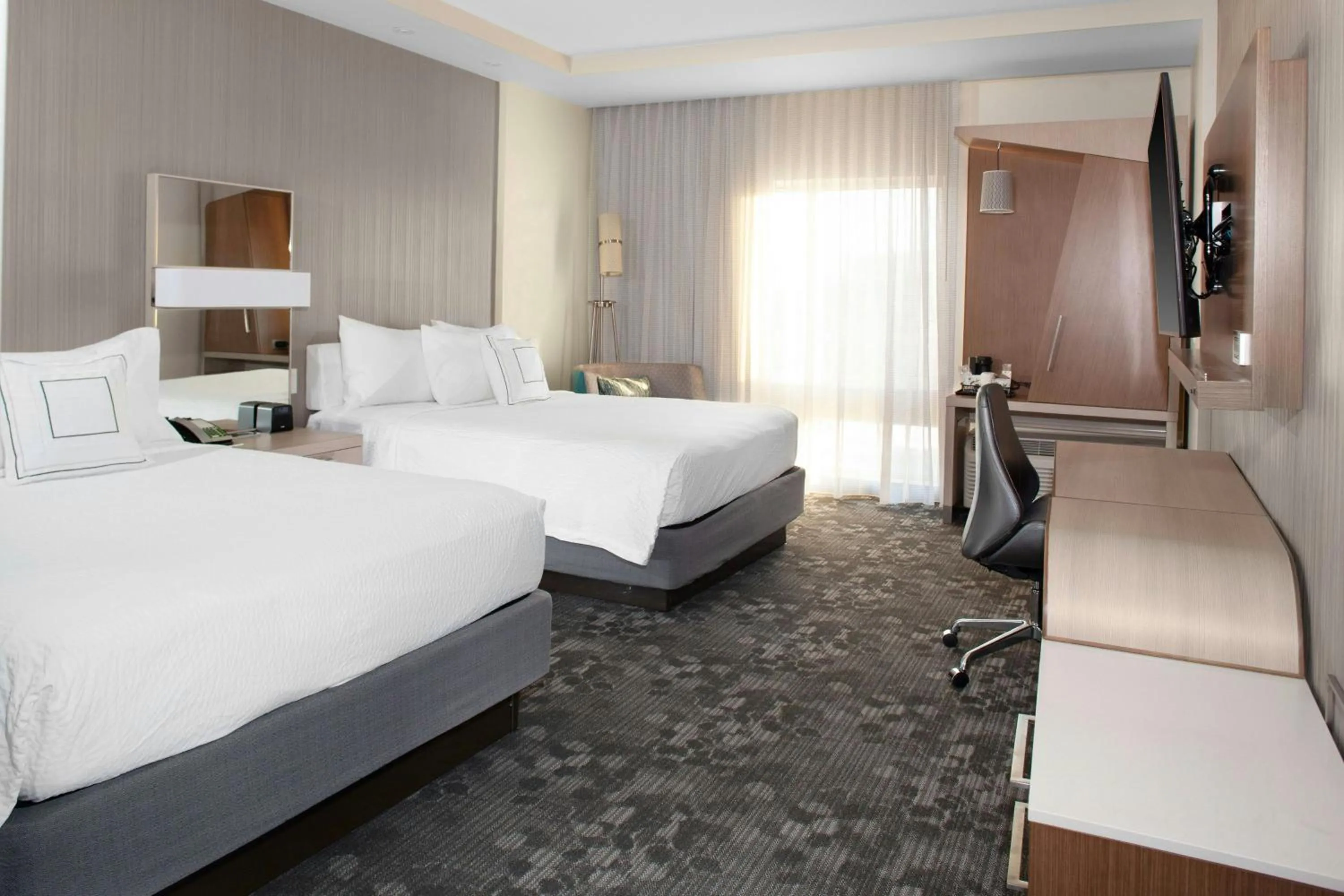 Photo of the whole room, Bed in Courtyard by Marriott St. Louis West County