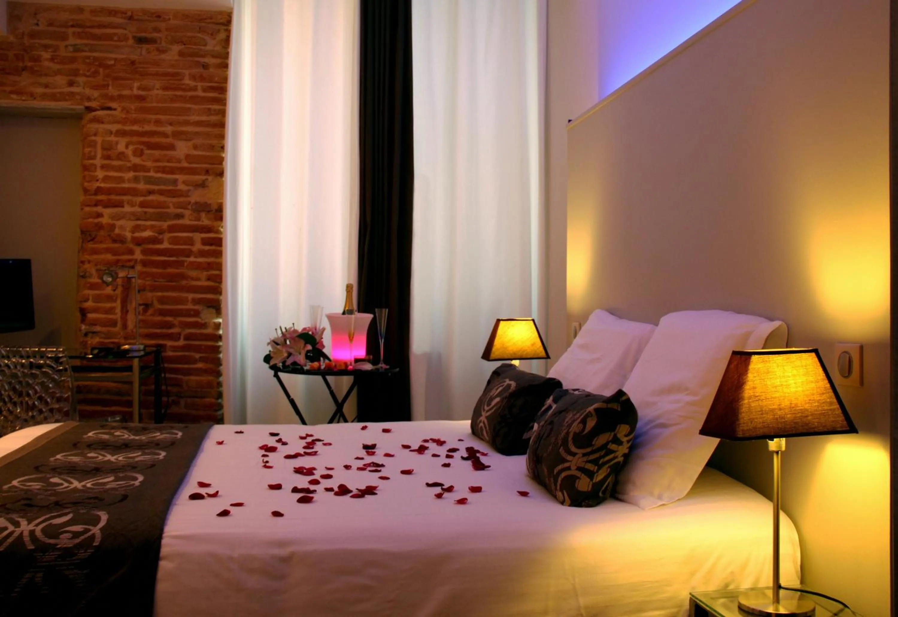 Bed in Hôtel des Arts