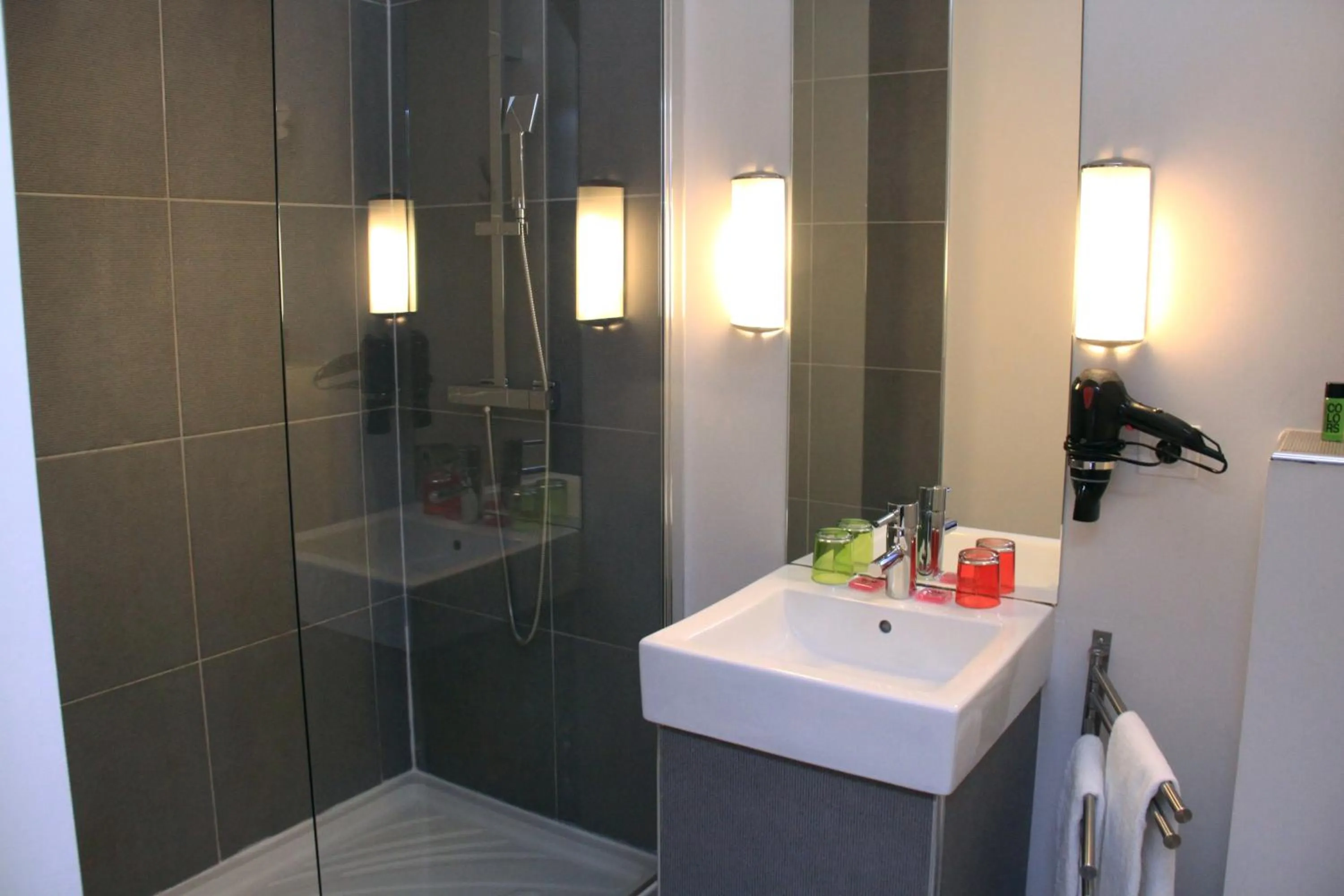 Shower in Hôtel des Arts