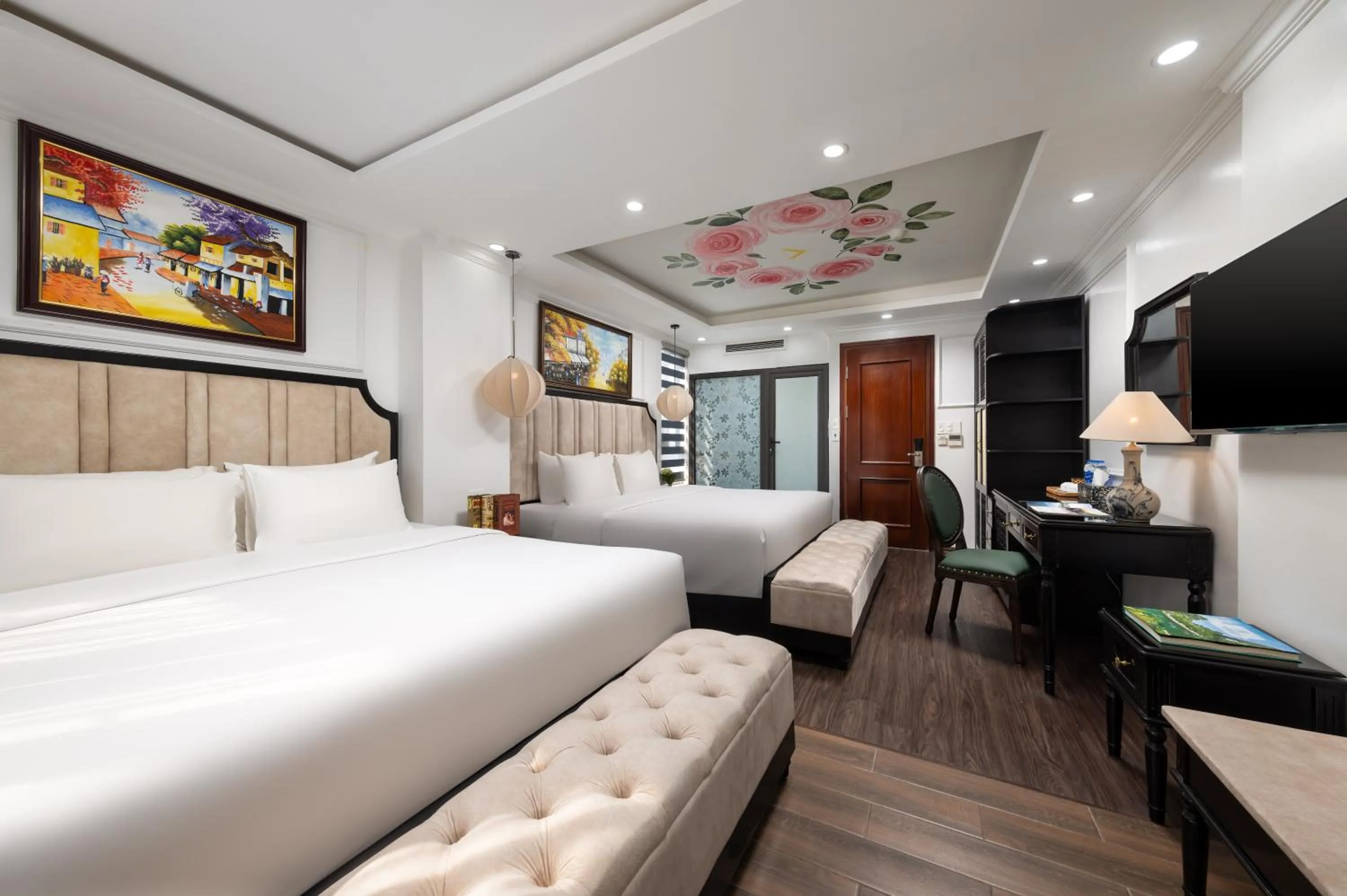 Communal lounge/ TV room, Bed in Golden Legend Palace Hotel & Travel