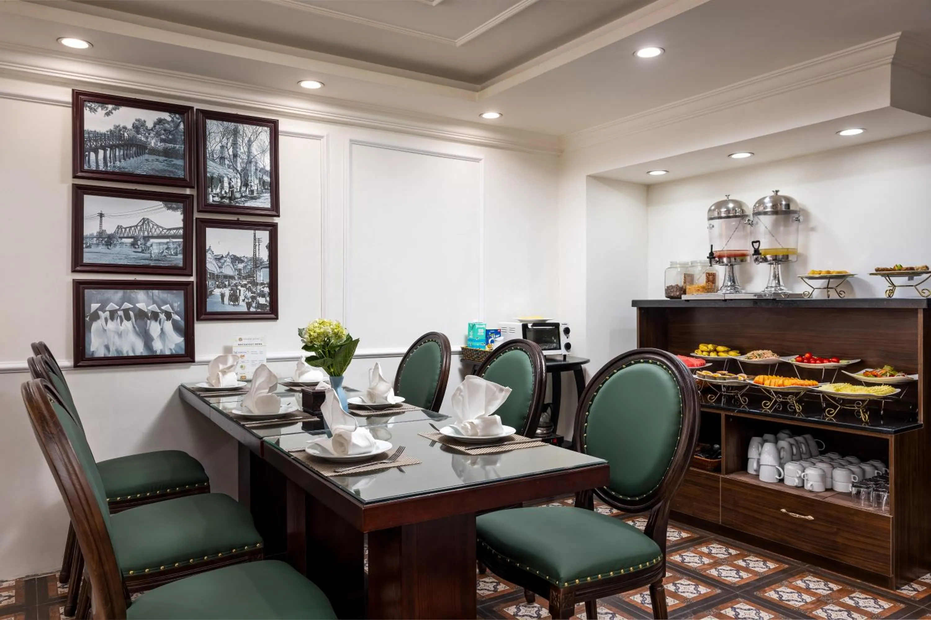 Restaurant/places to eat in Golden Legend Palace Hotel & Travel