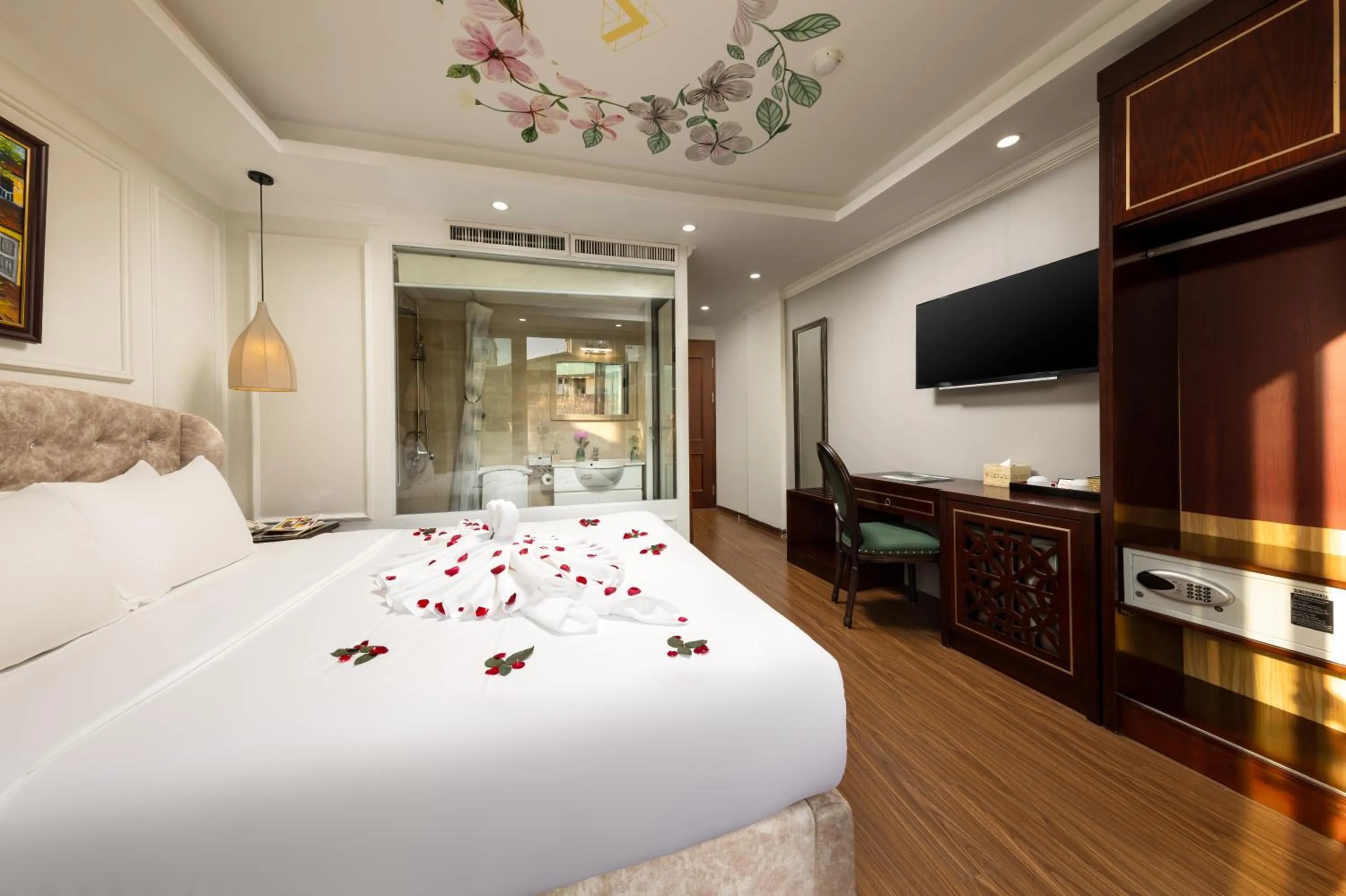 Photo of the whole room, Bed in Golden Legend Palace Hotel & Travel