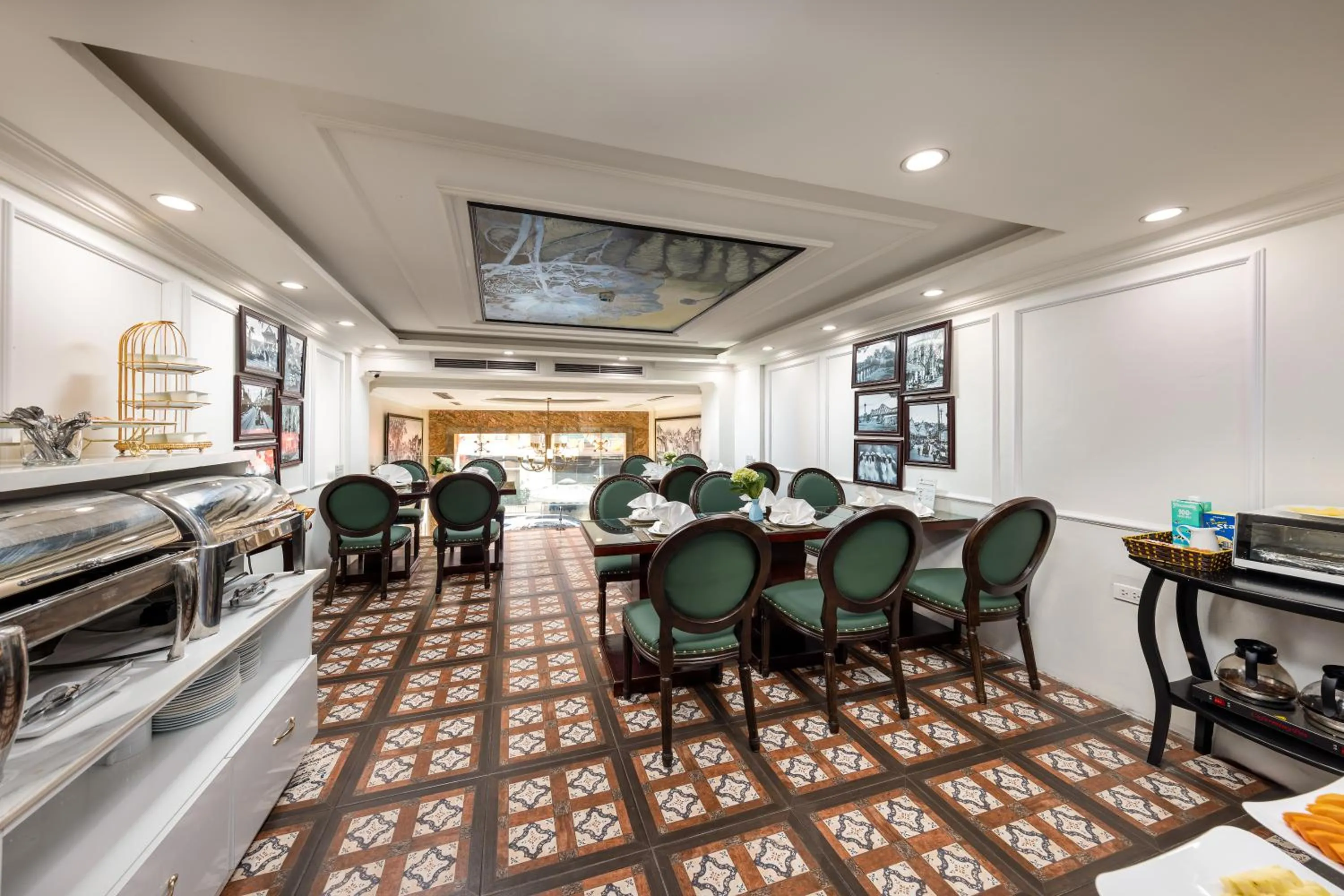 Restaurant/places to eat in Golden Legend Palace Hotel & Travel