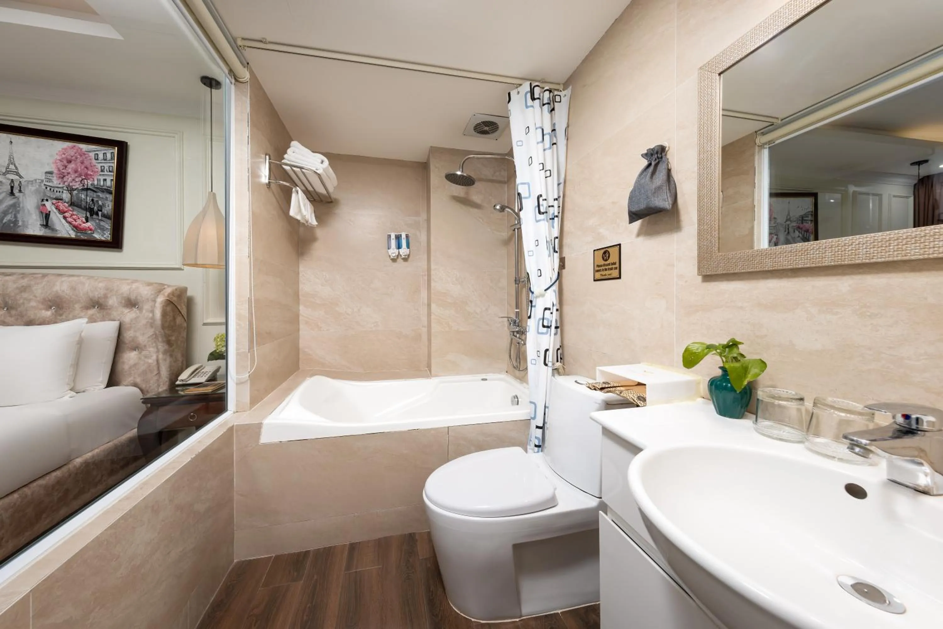 Shower in Golden Legend Palace Hotel & Travel