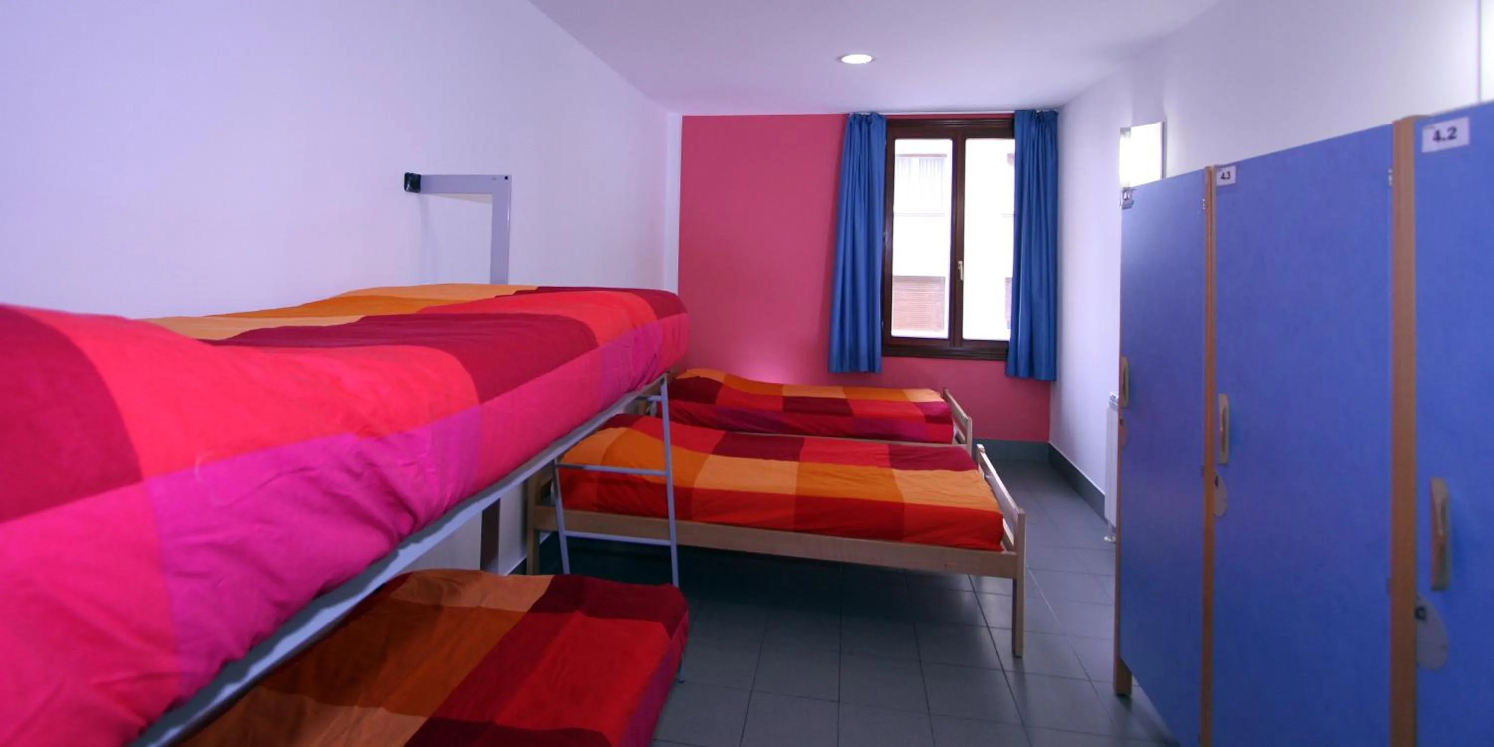 Photo of the whole room, Bed in Albergue Trinkete Etxea