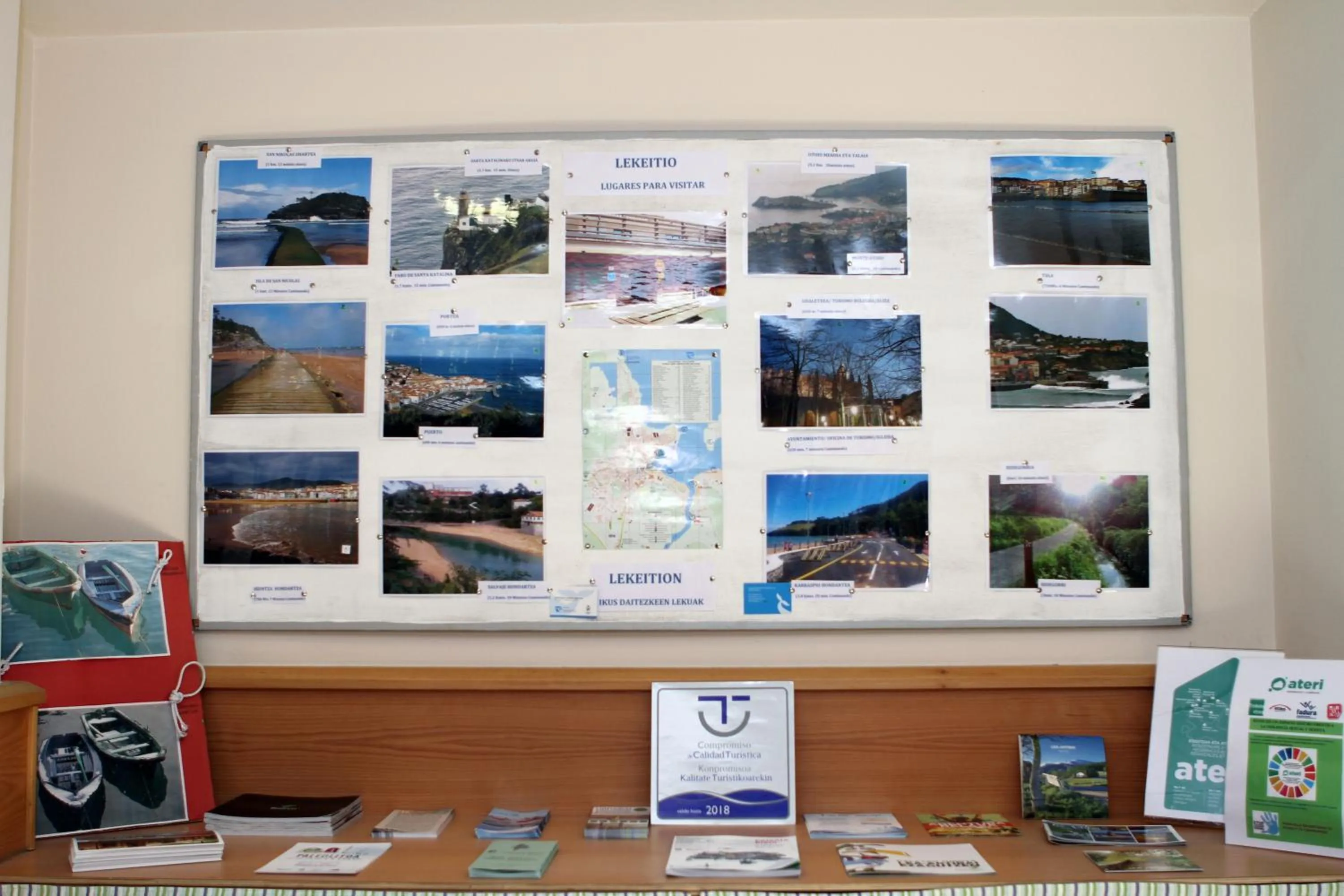 Lobby or reception in Albergue Trinkete Etxea