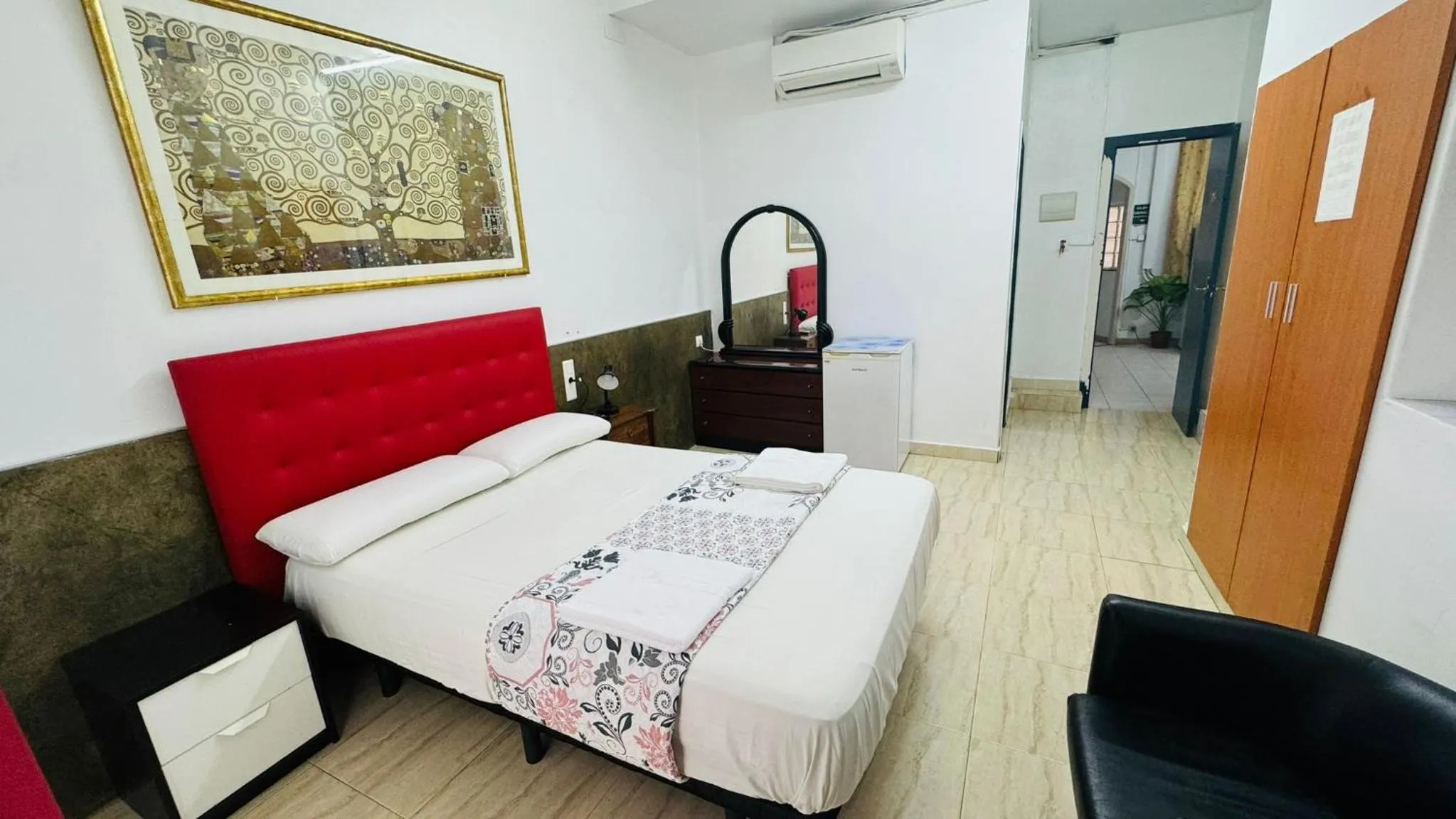 Bed in Hostal Mont Thabor