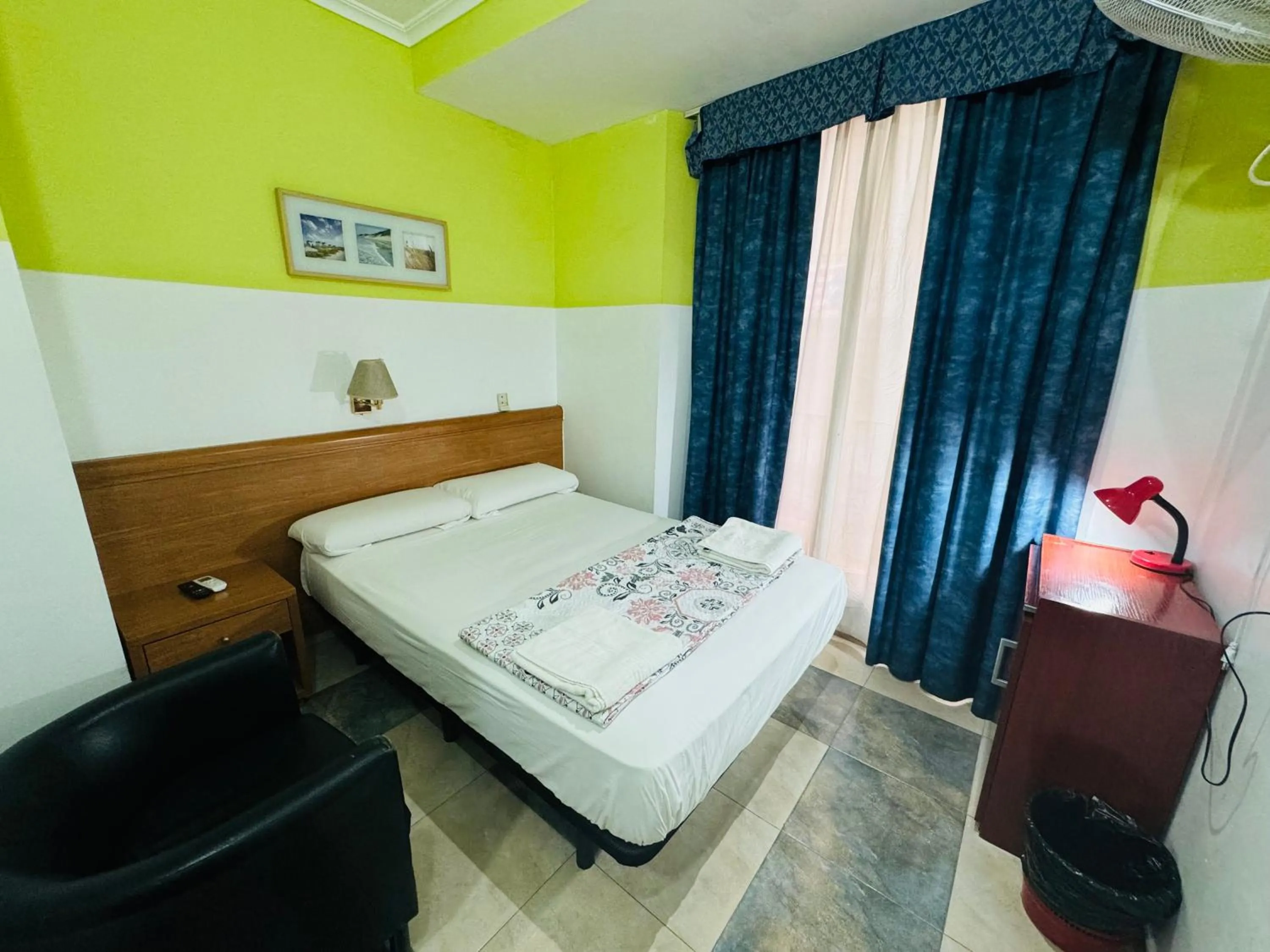 Bed in Hostal Mont Thabor