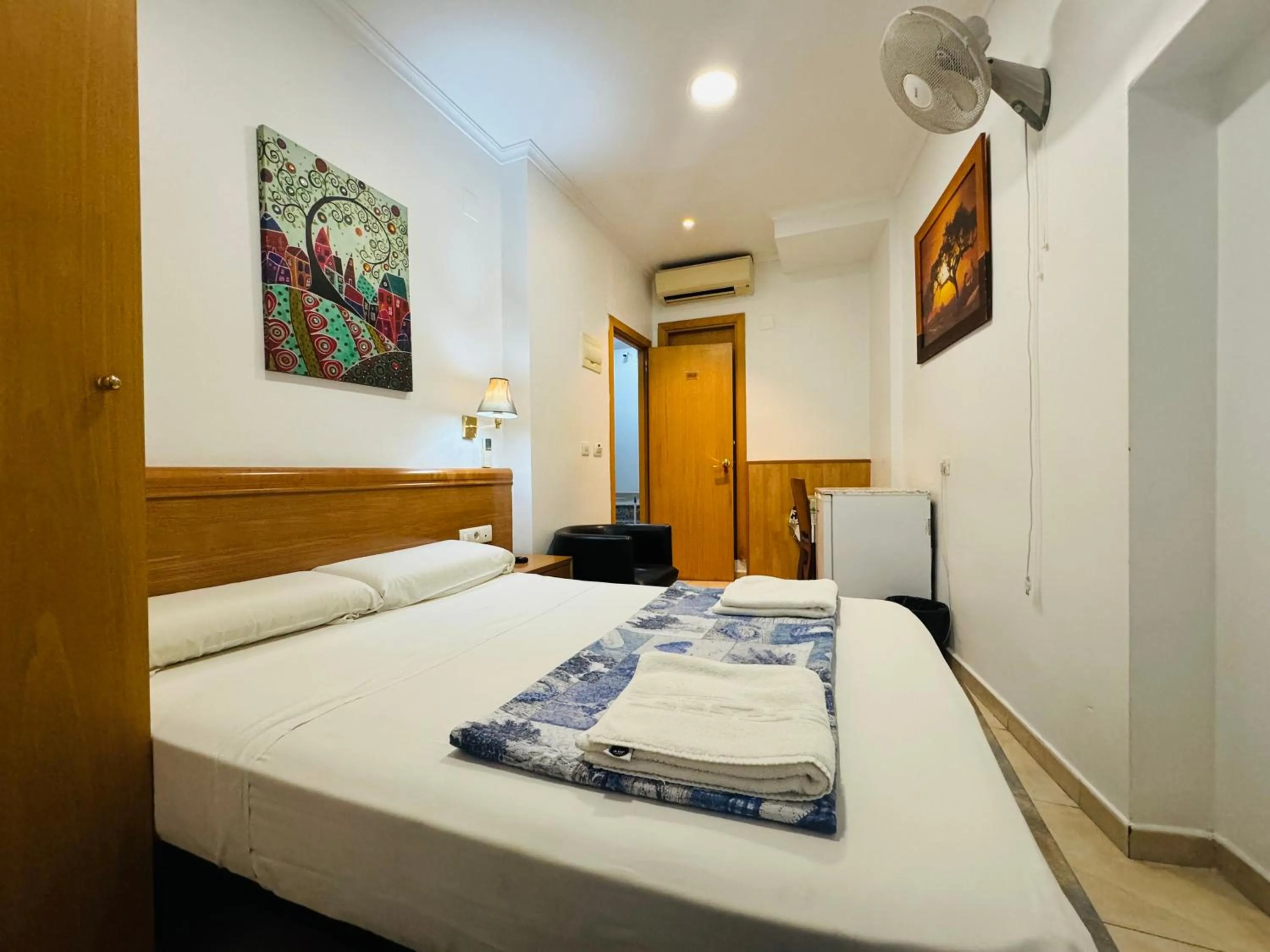 Bed in Hostal Mont Thabor