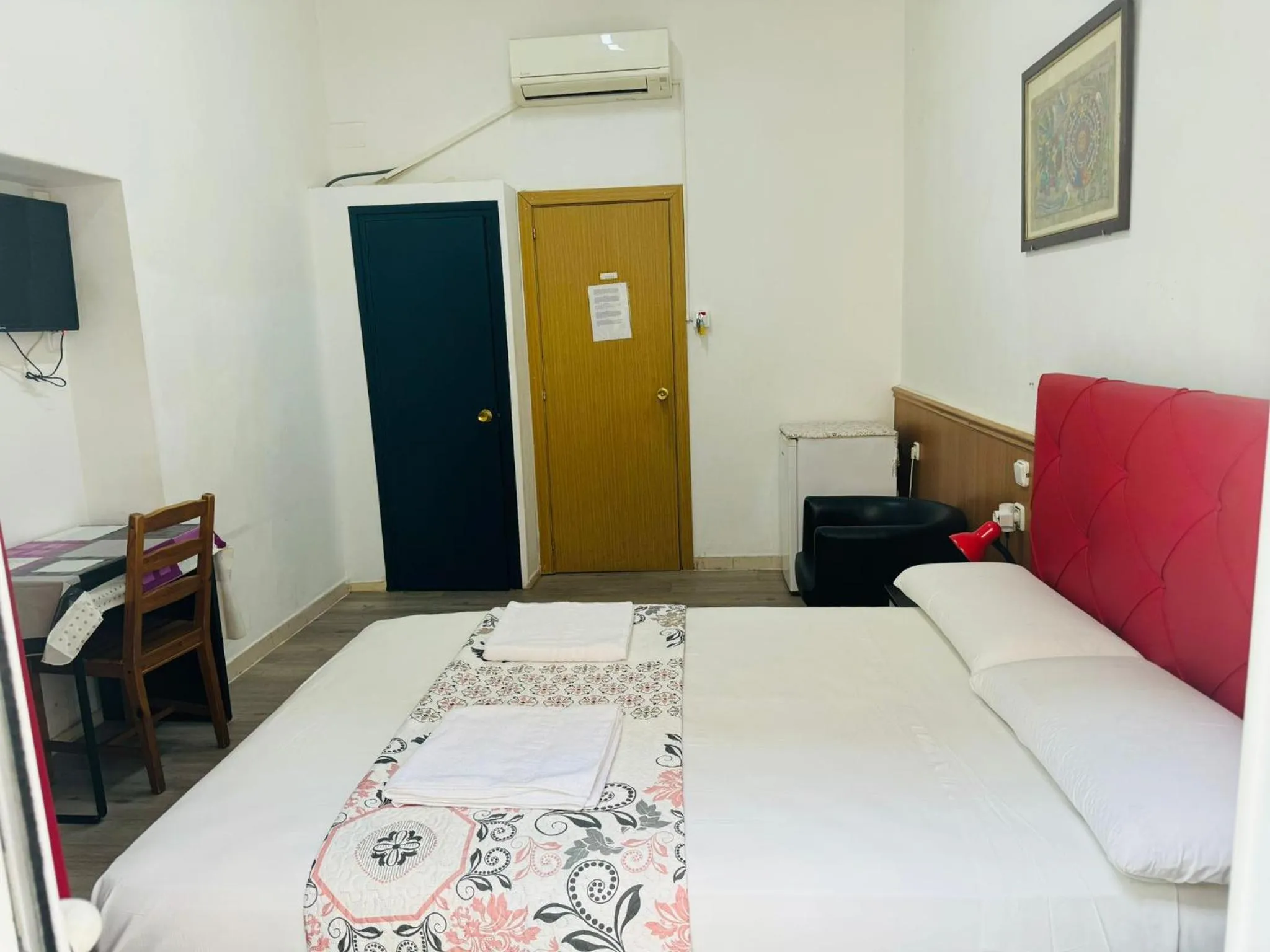 Bed in Hostal Mont Thabor