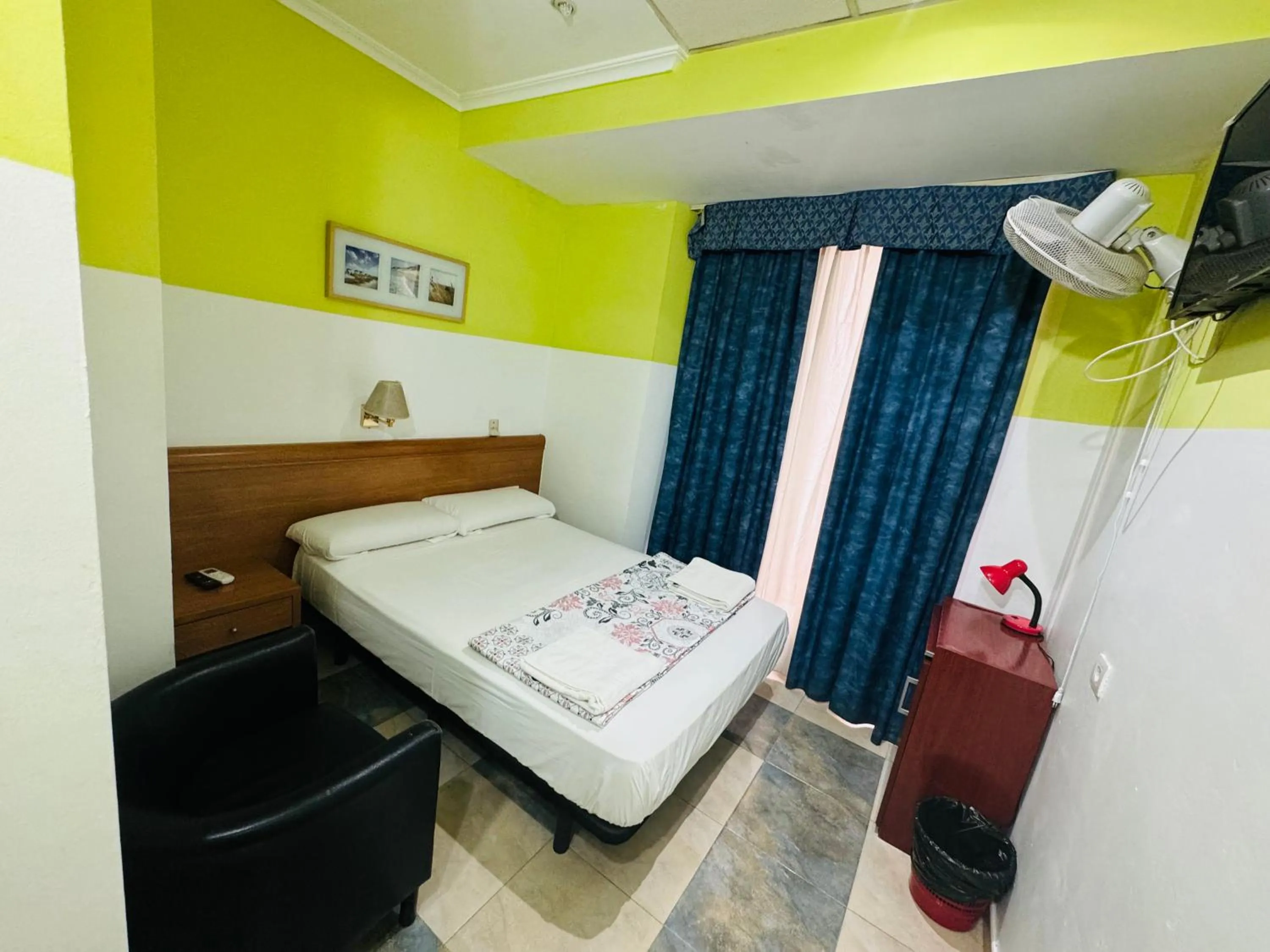 Bed in Hostal Mont Thabor