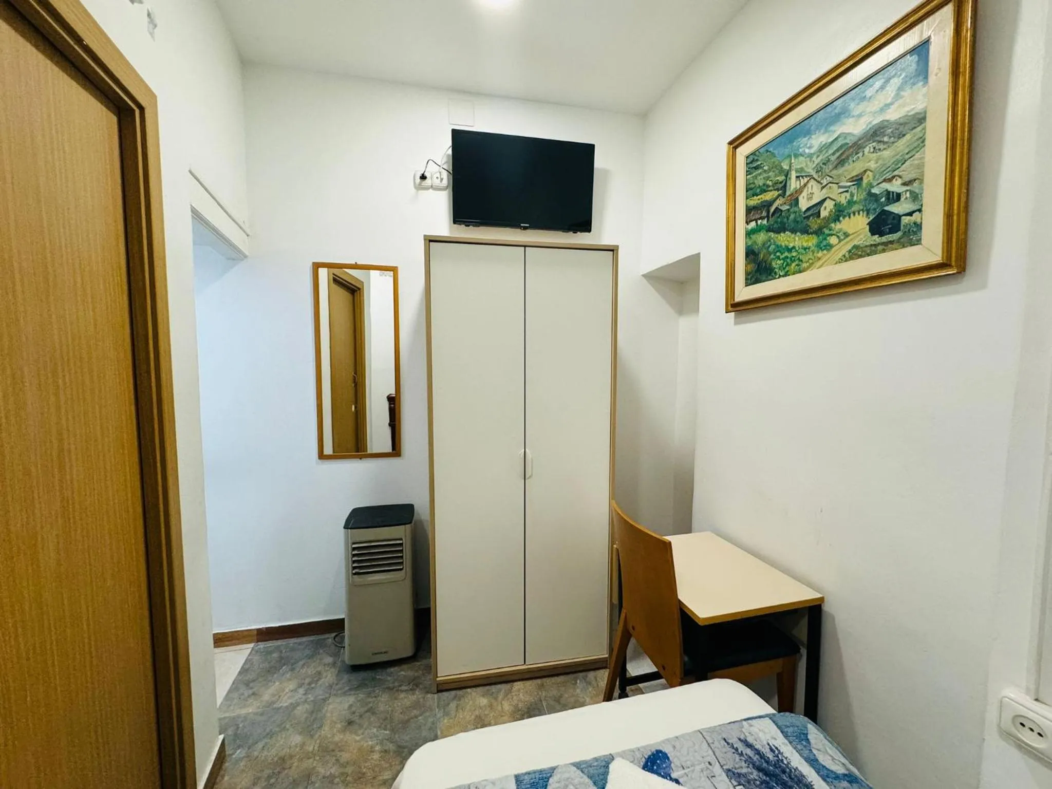 Bed in Hostal Mont Thabor