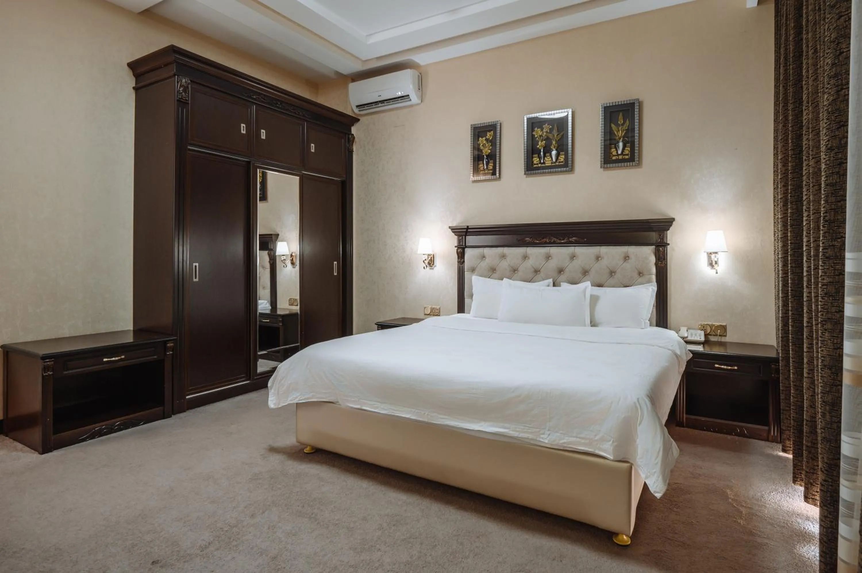 Photo of the whole room, Bed in Daniel Hill Hotel