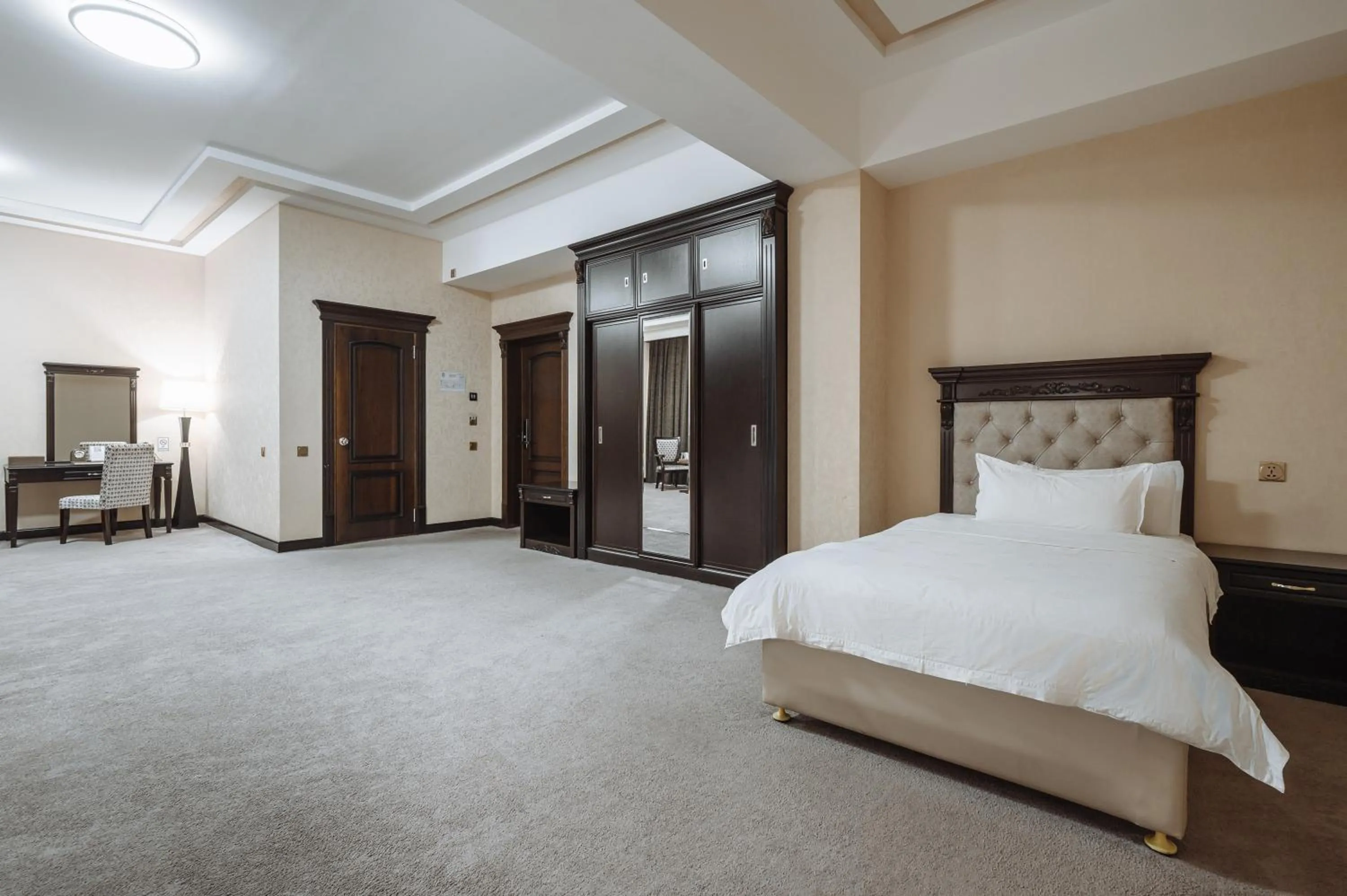 Photo of the whole room, Bed in Daniel Hill Hotel