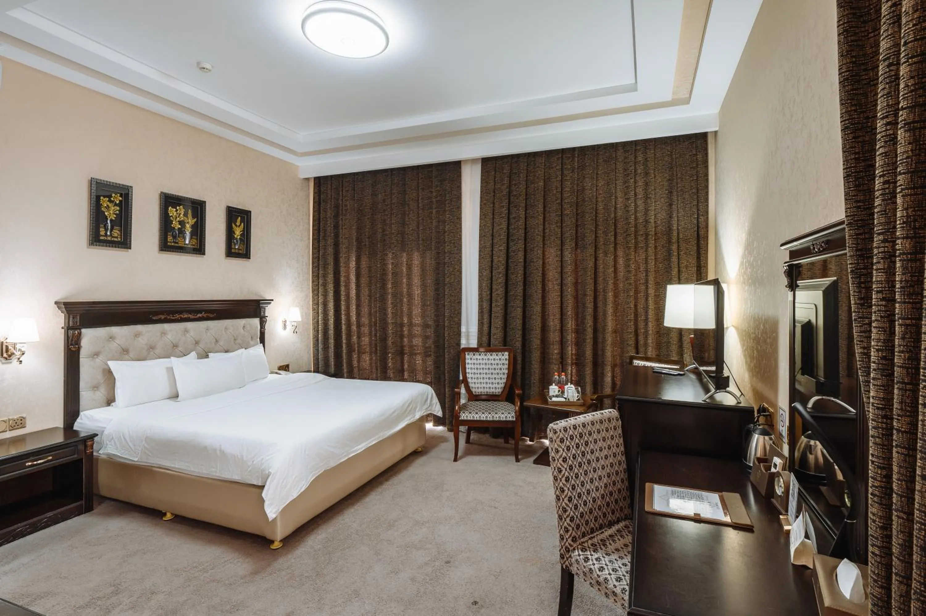 Photo of the whole room, Bed in Daniel Hill Hotel