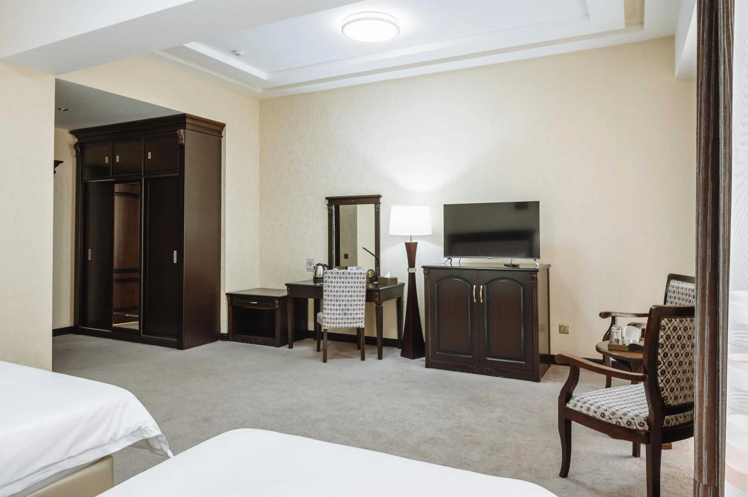 Photo of the whole room, Bed in Daniel Hill Hotel