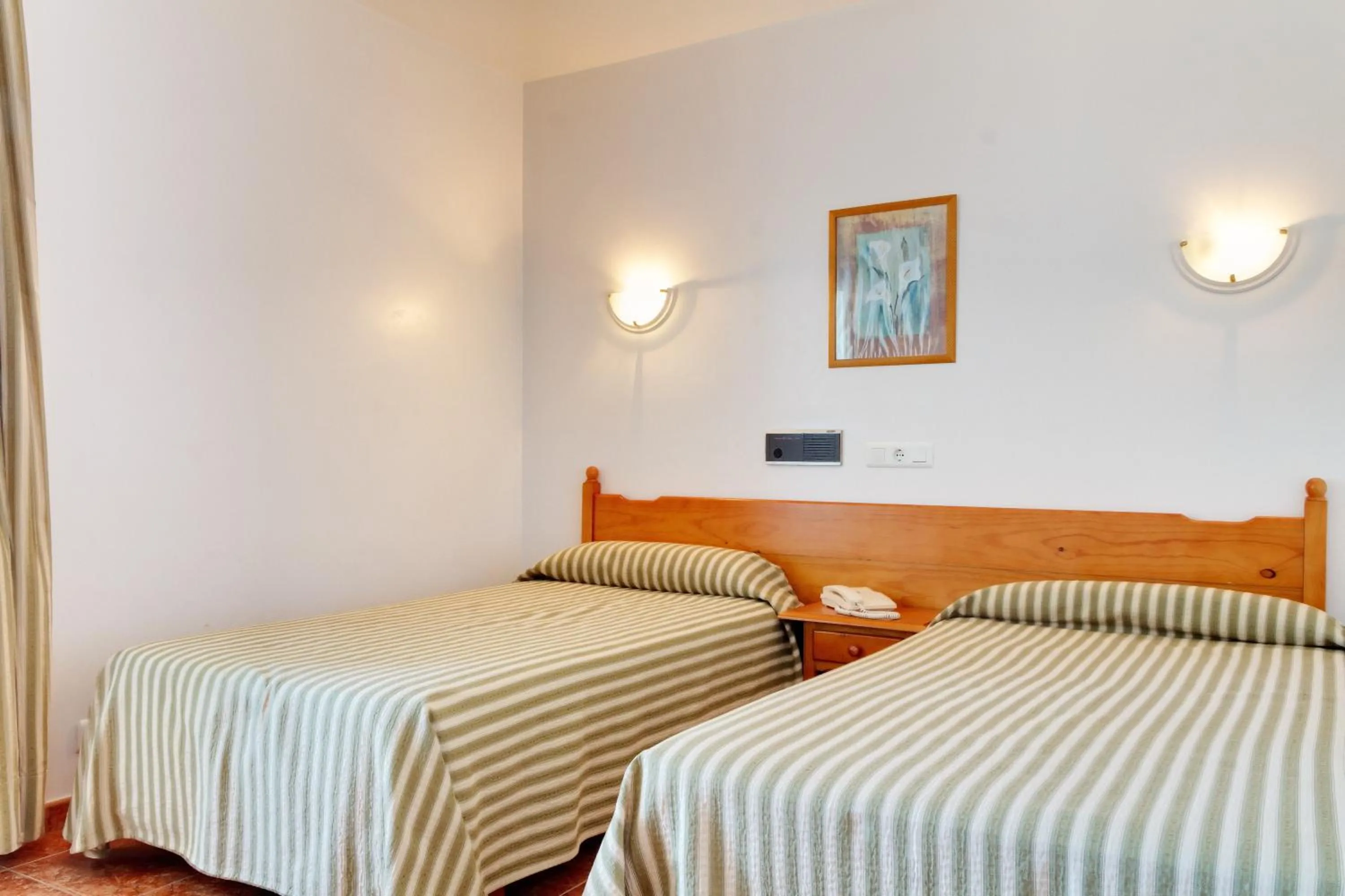 Photo of the whole room, Bed in Duerming San Vicente Hotel