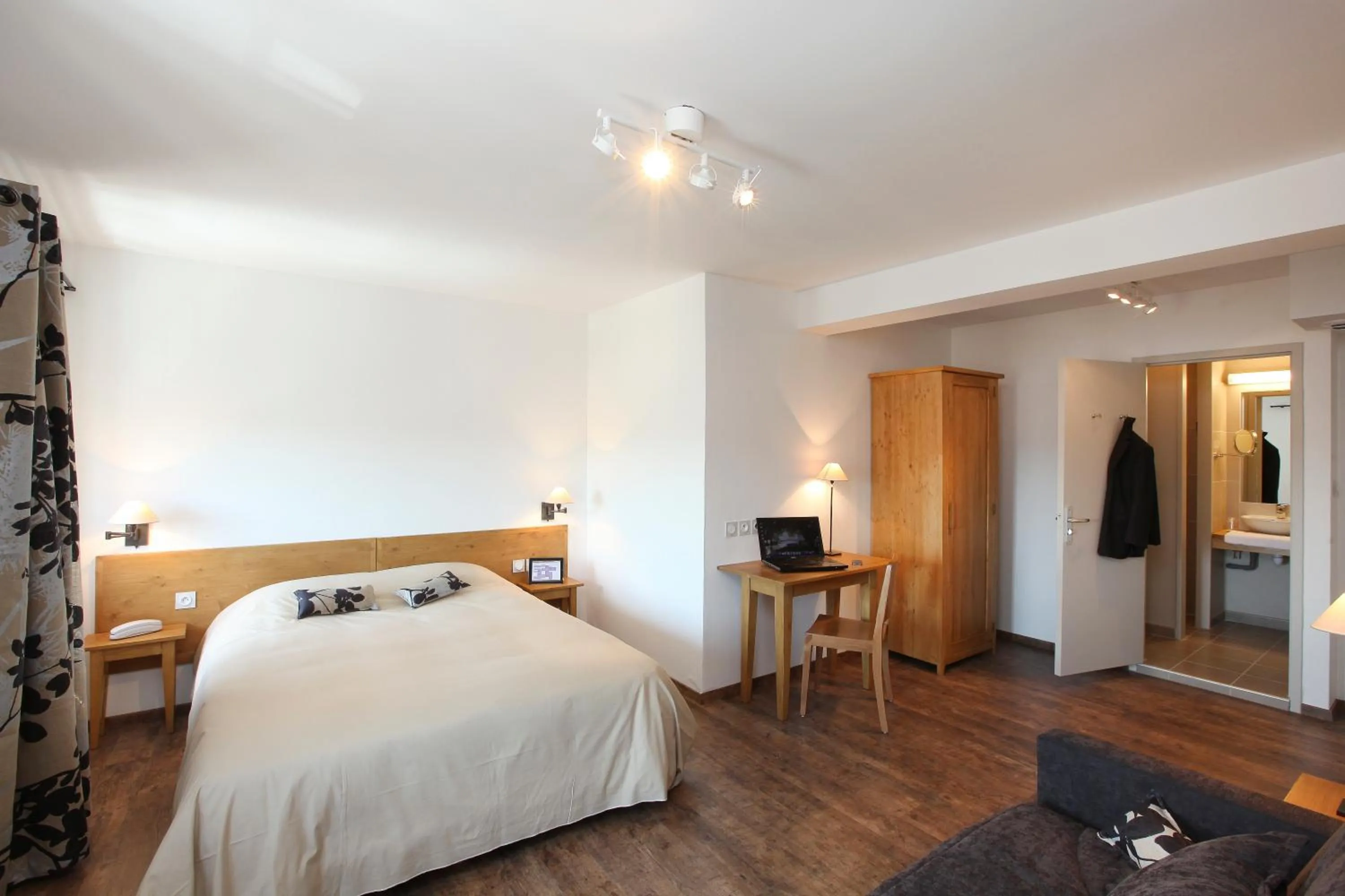 Bathroom, Bed in Logis Hotel Le Nouvel