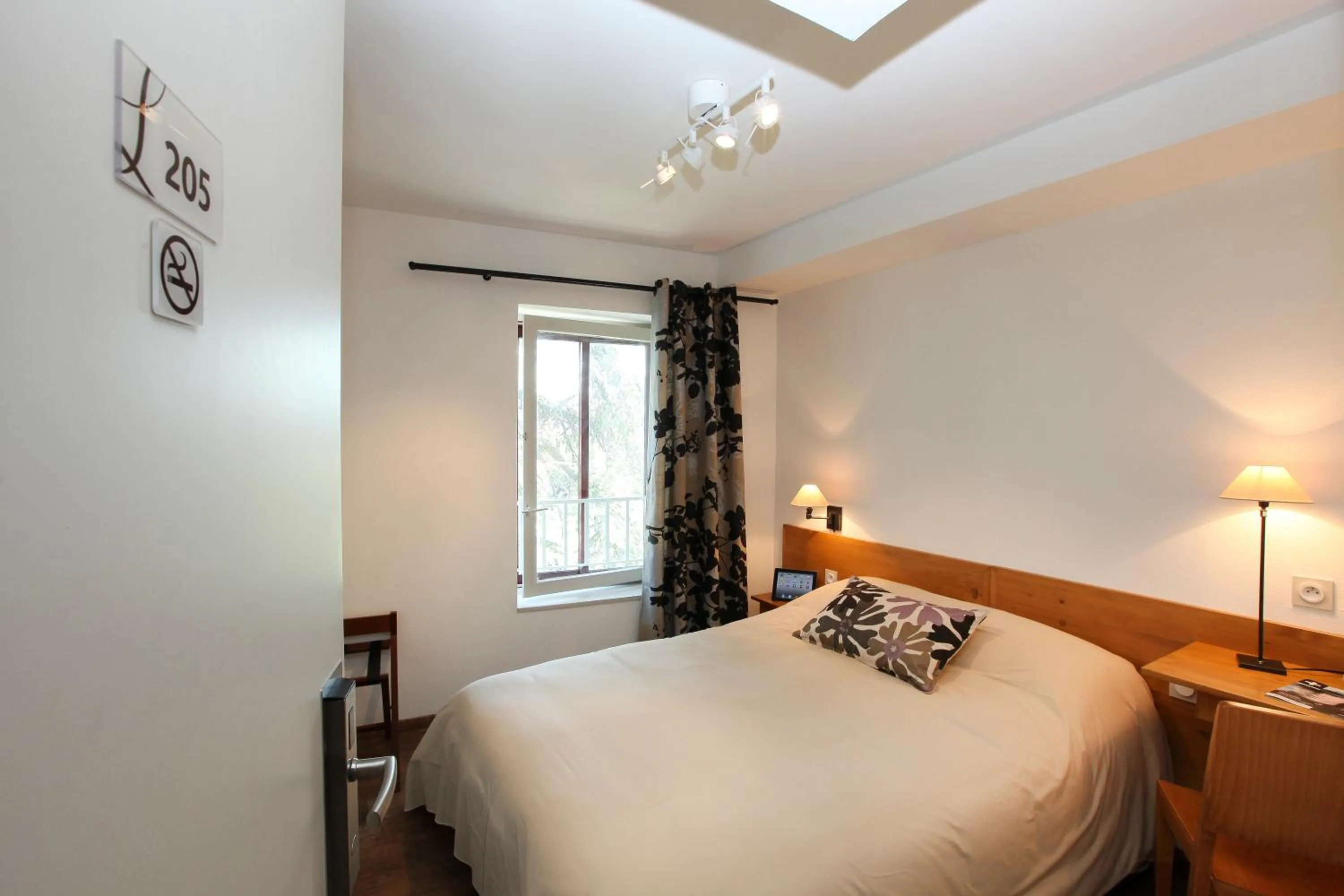 Bed in Logis Hotel Le Nouvel