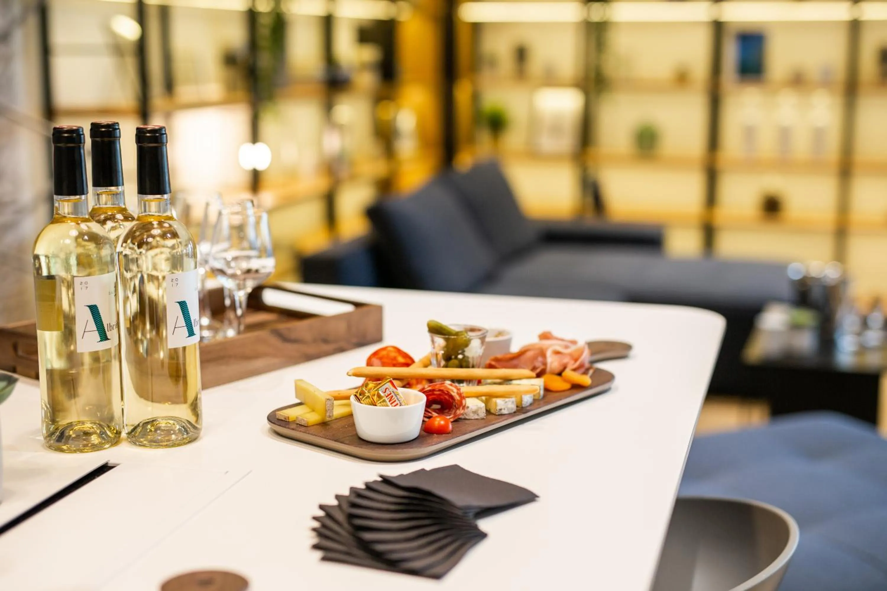 Lounge or bar in Campanile Laval Nord