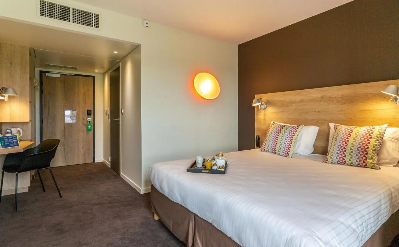 Bedroom, Bed in Campanile Laval Nord