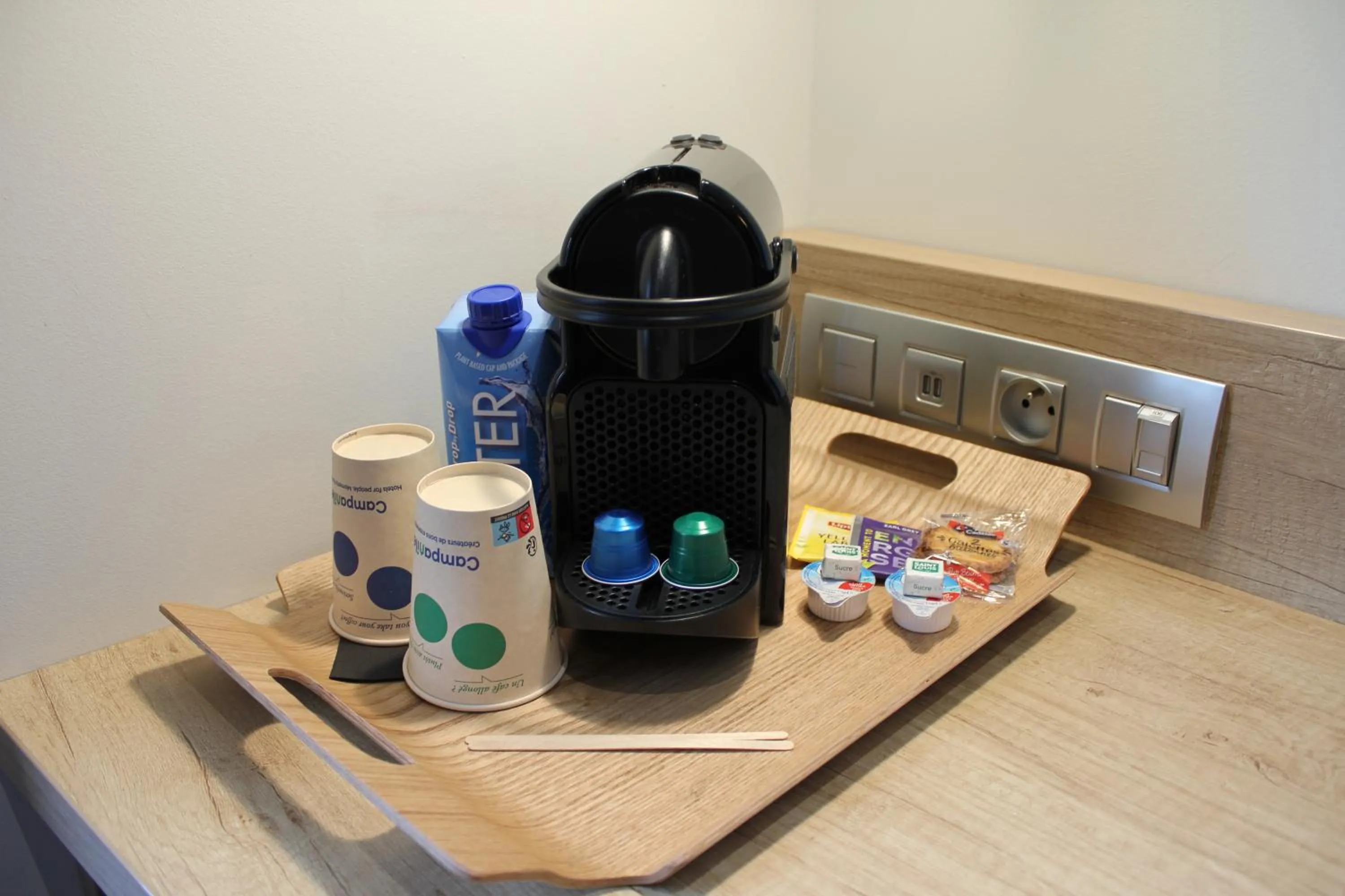 Coffee/tea facilities in Campanile Laval Nord