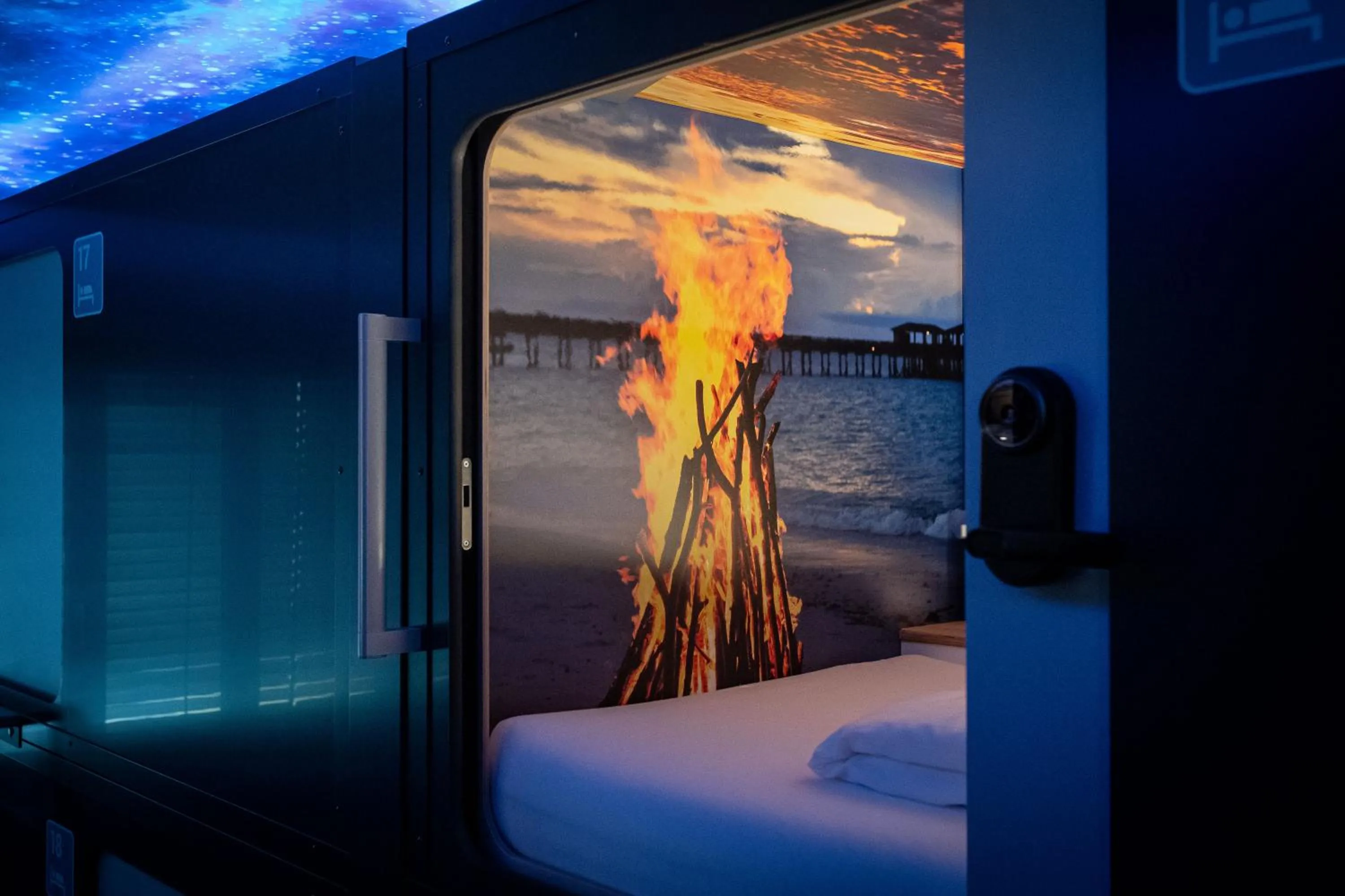 Photo of the whole room, Bed in Capsule Hotel - Lucerne TheLAB